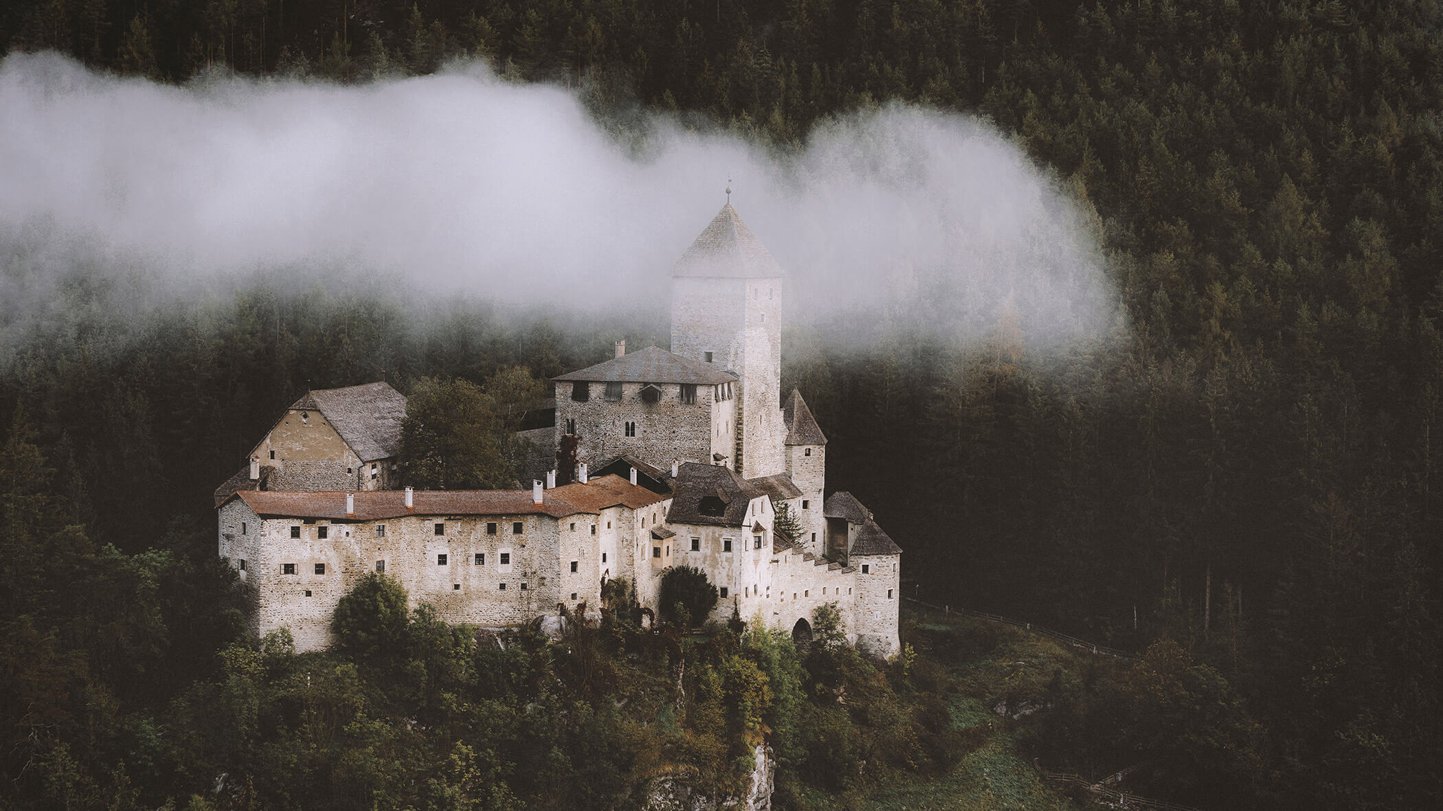 Burg Taufers im Nebel - OLM Nature Escape
