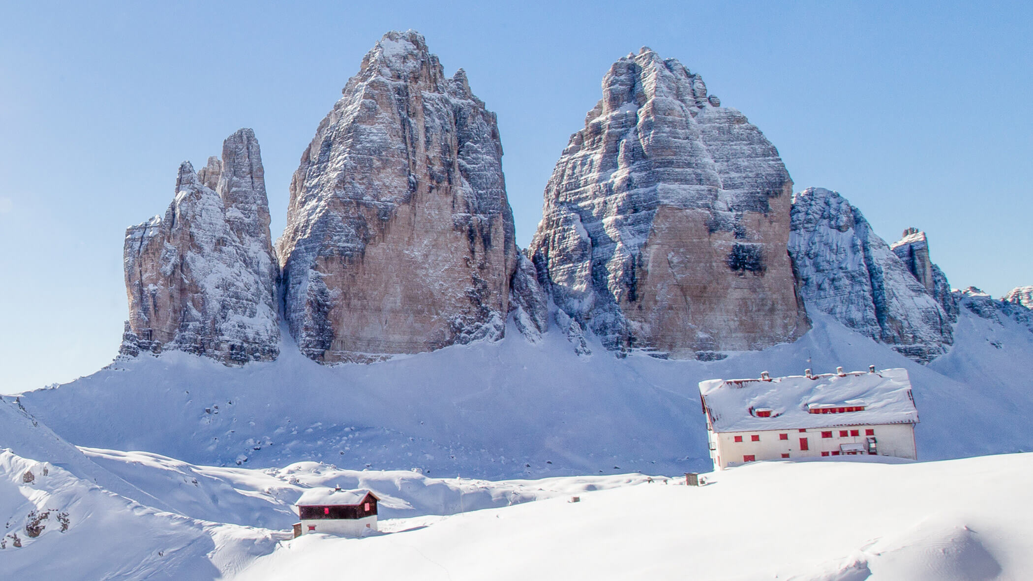 Drei Zinnen und Drei Zinnen Hütte im verschneiten Winter - OLM Nature Escape