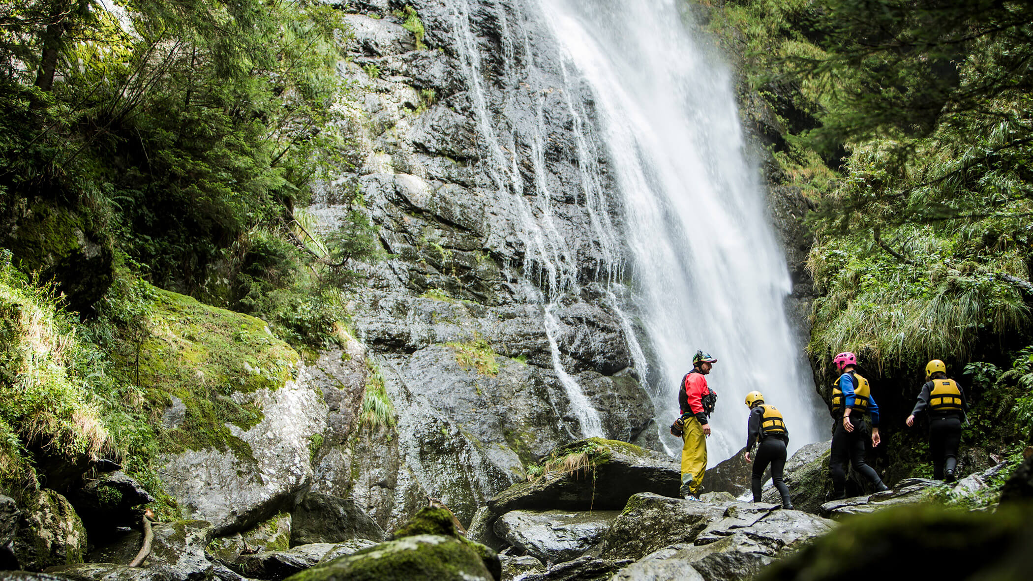 Gruppe beim Rafting auf dem Weg zum Reinbach Wasserfall - OLM Nature Escape