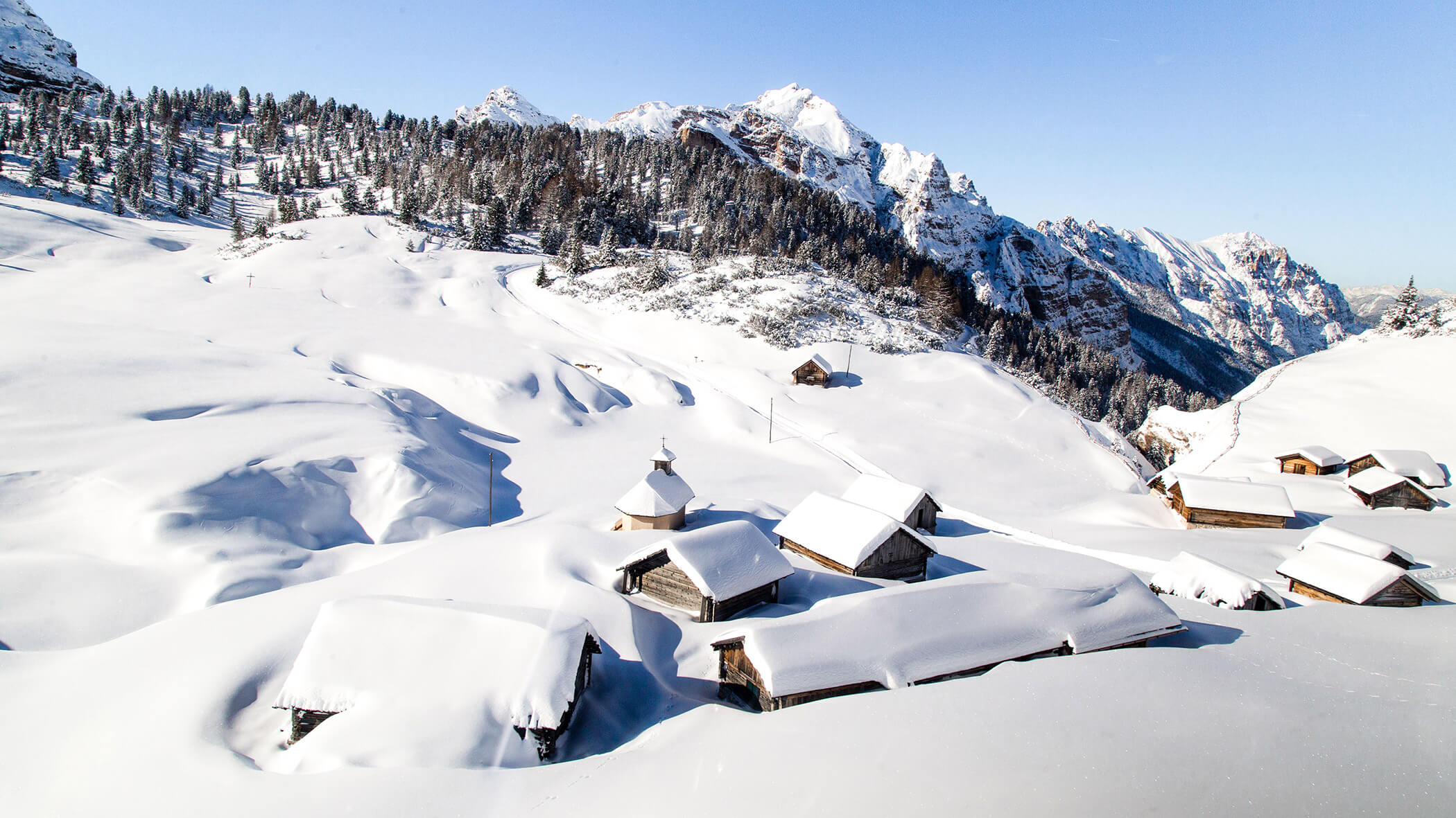 Fanes Alm verschneit im Tiefschnee - OLM Nature Escape