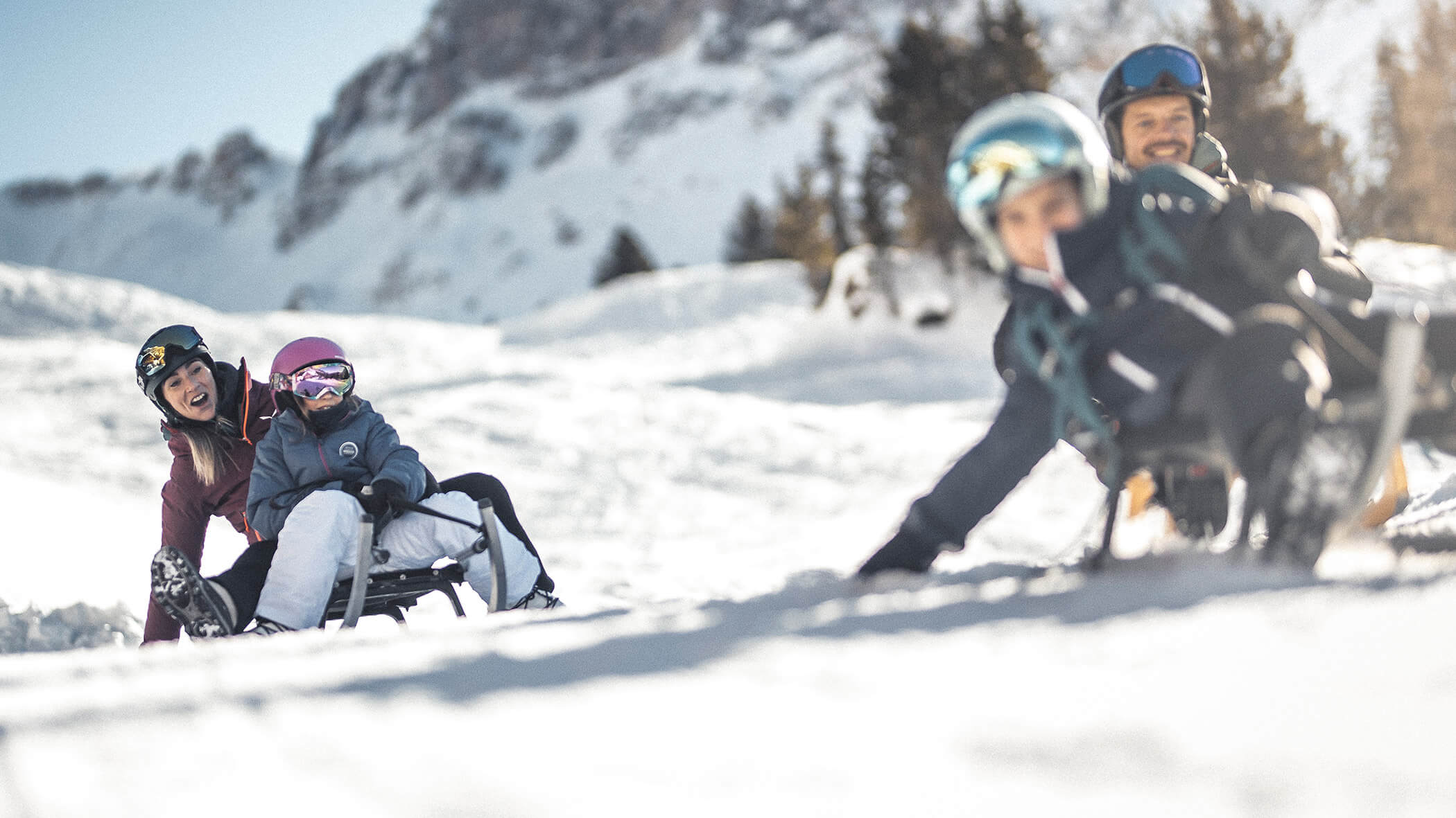 Familie beim Rodeln - OLM Nature Escape