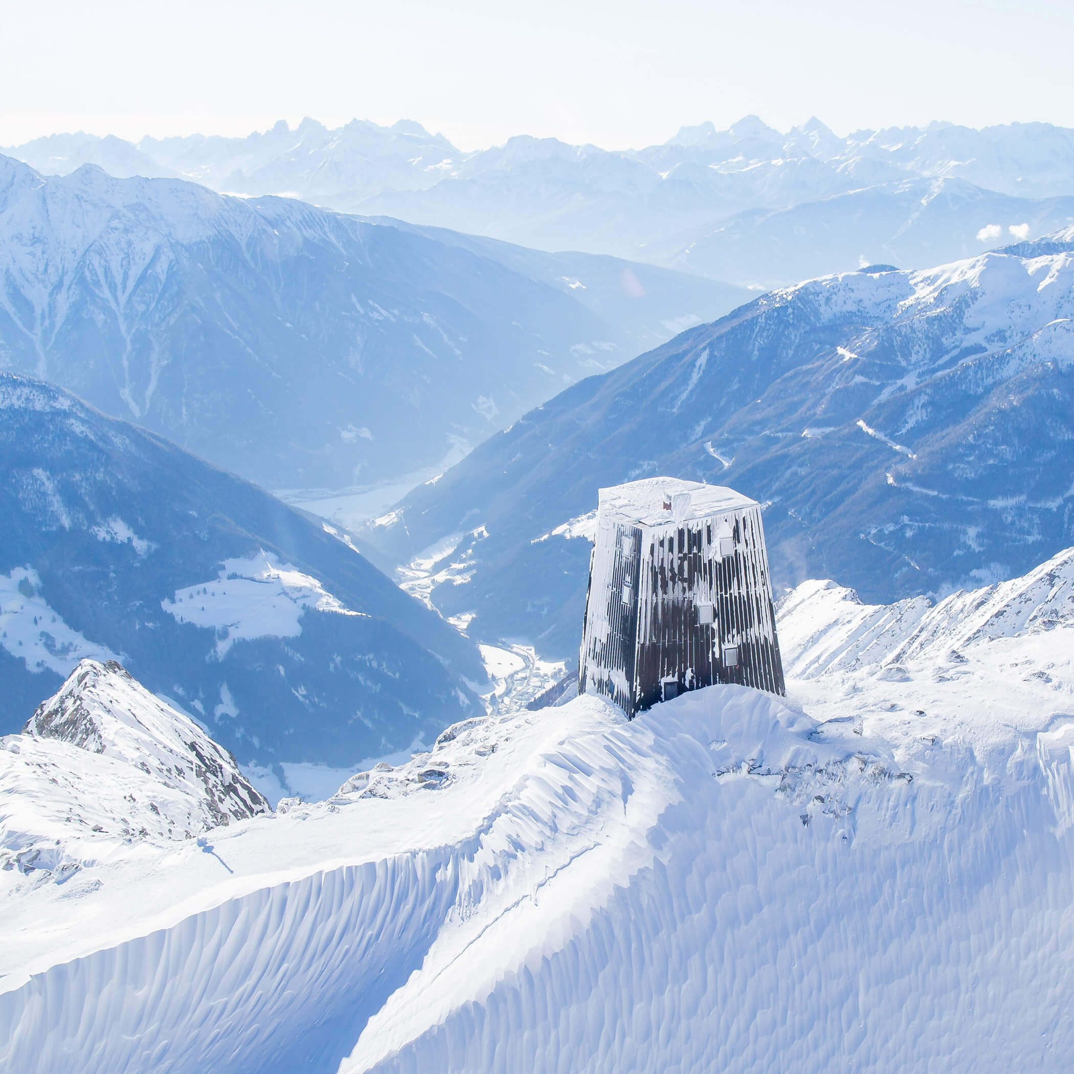 Verschneite Schwarzensteinhütte im Winter - OLM Nature Escape