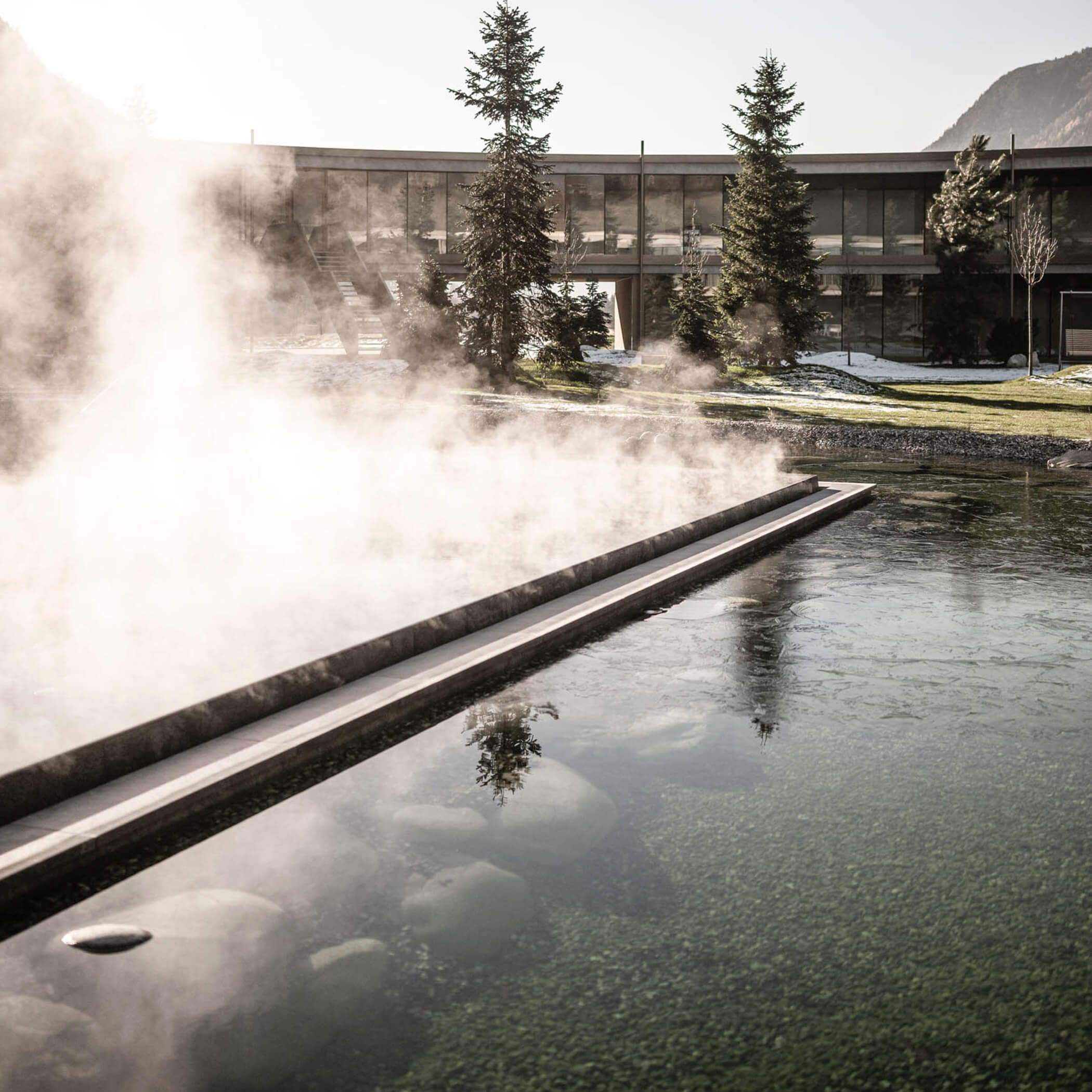 Beheizter Außenpool wo Dampf aufsteigt - OLM Nature Escape