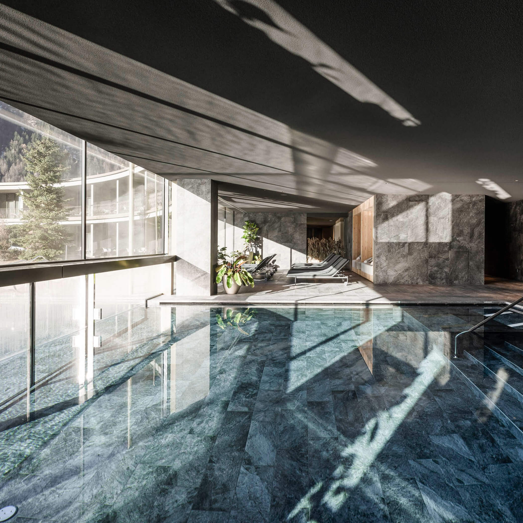 Moderner Innenpool mit Liegestühle - OLM Nature Escape