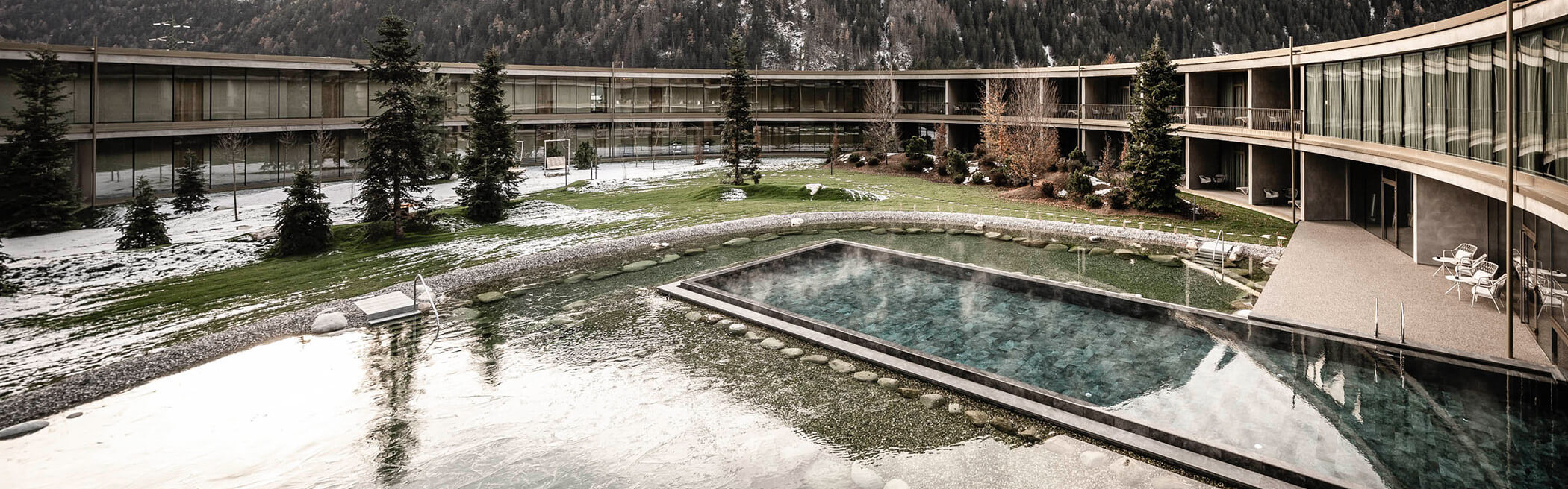 Beheizter Außenpool und Naturbadeteich im Innenhof - OLM Nature Escape