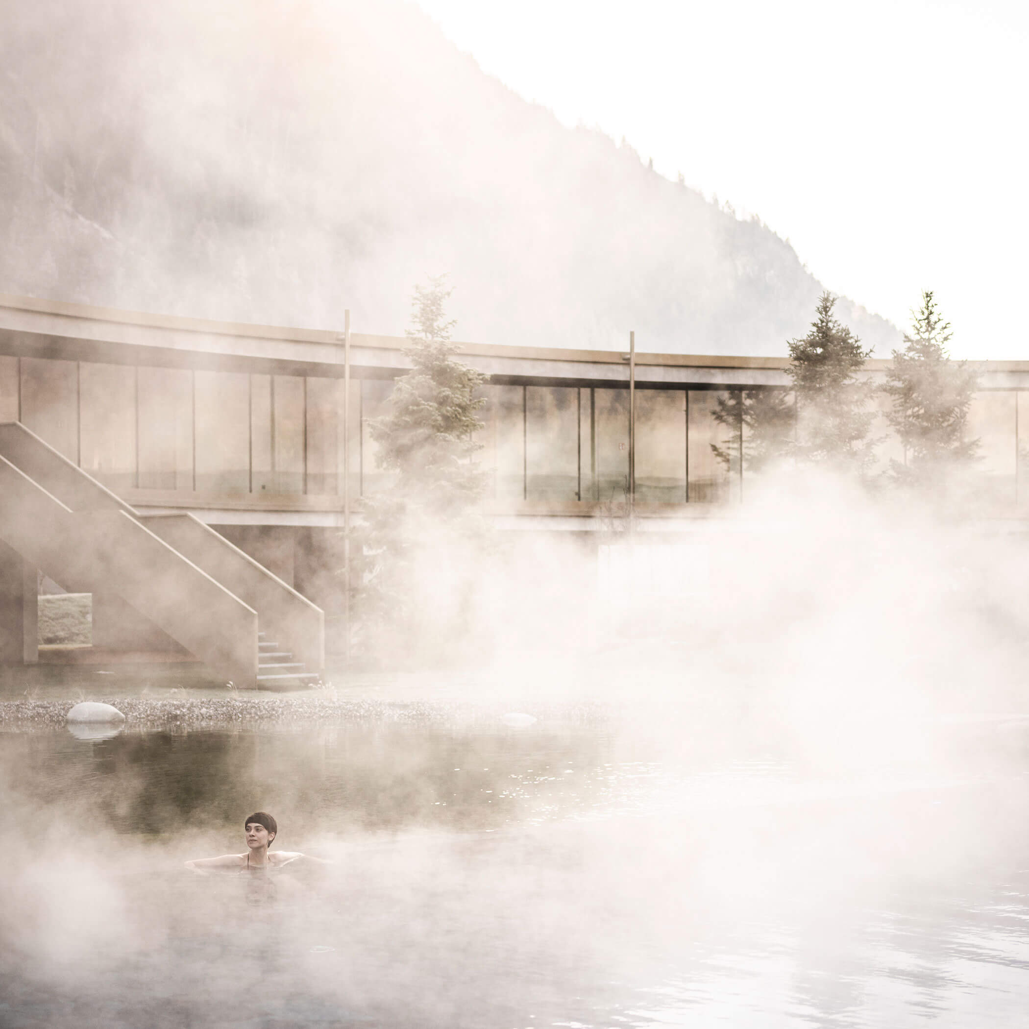 Frau schwimmt im beheizten Außenpool - OLM Nature Escape