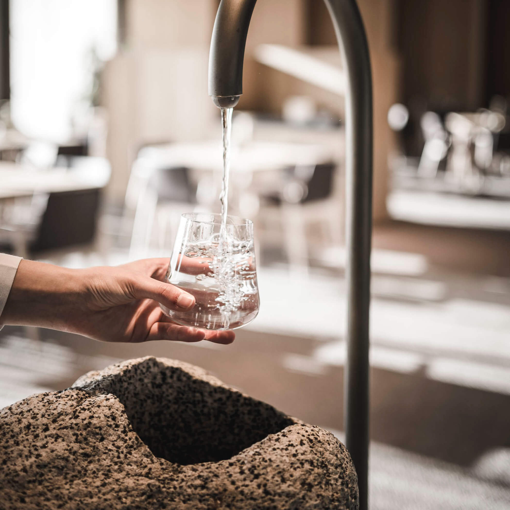 Quellwasser einschenken - OLM Nature Escape