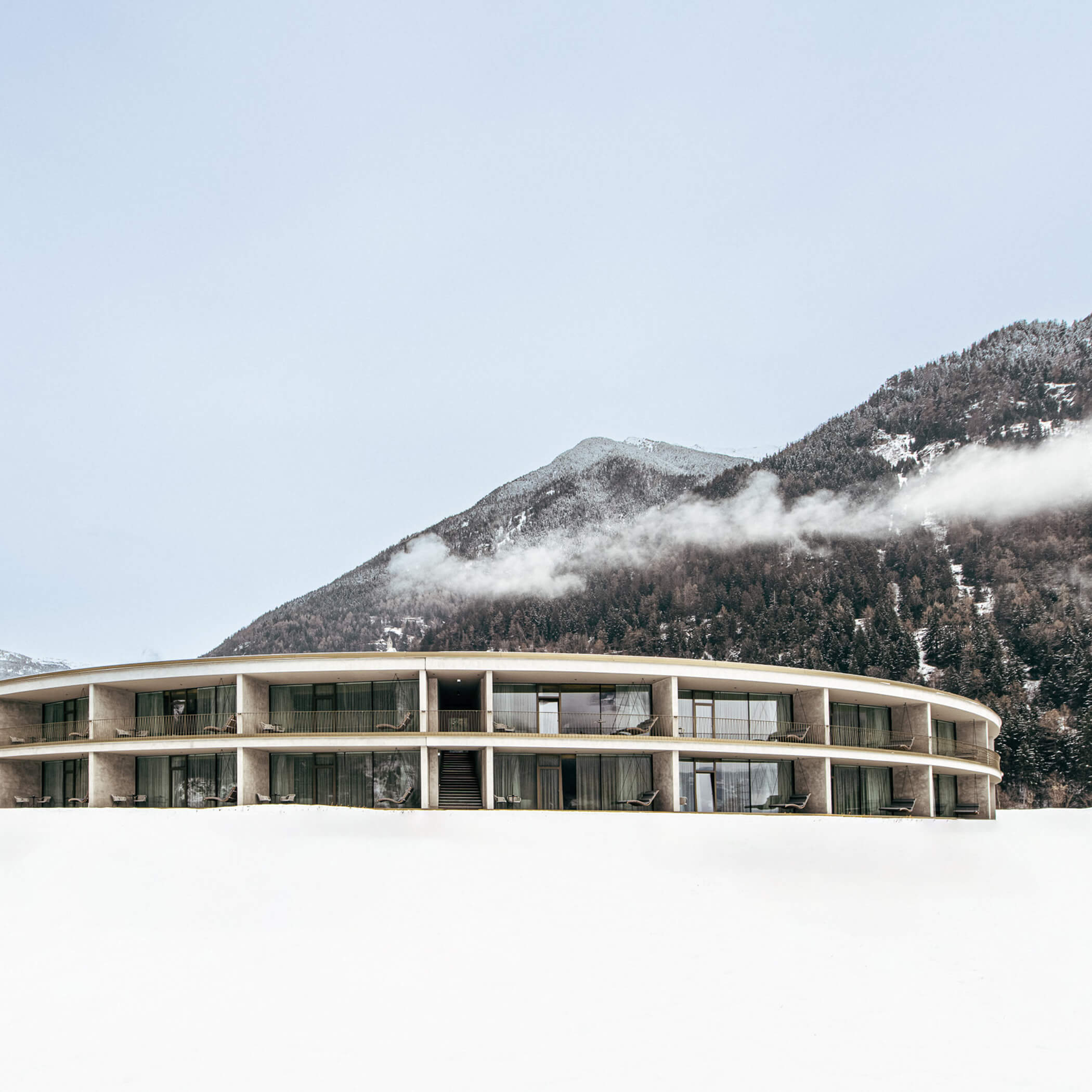 Aparthotel im Winter mit Ahrntaler Berggipfel im Hintergrund - OLM Nature Escape