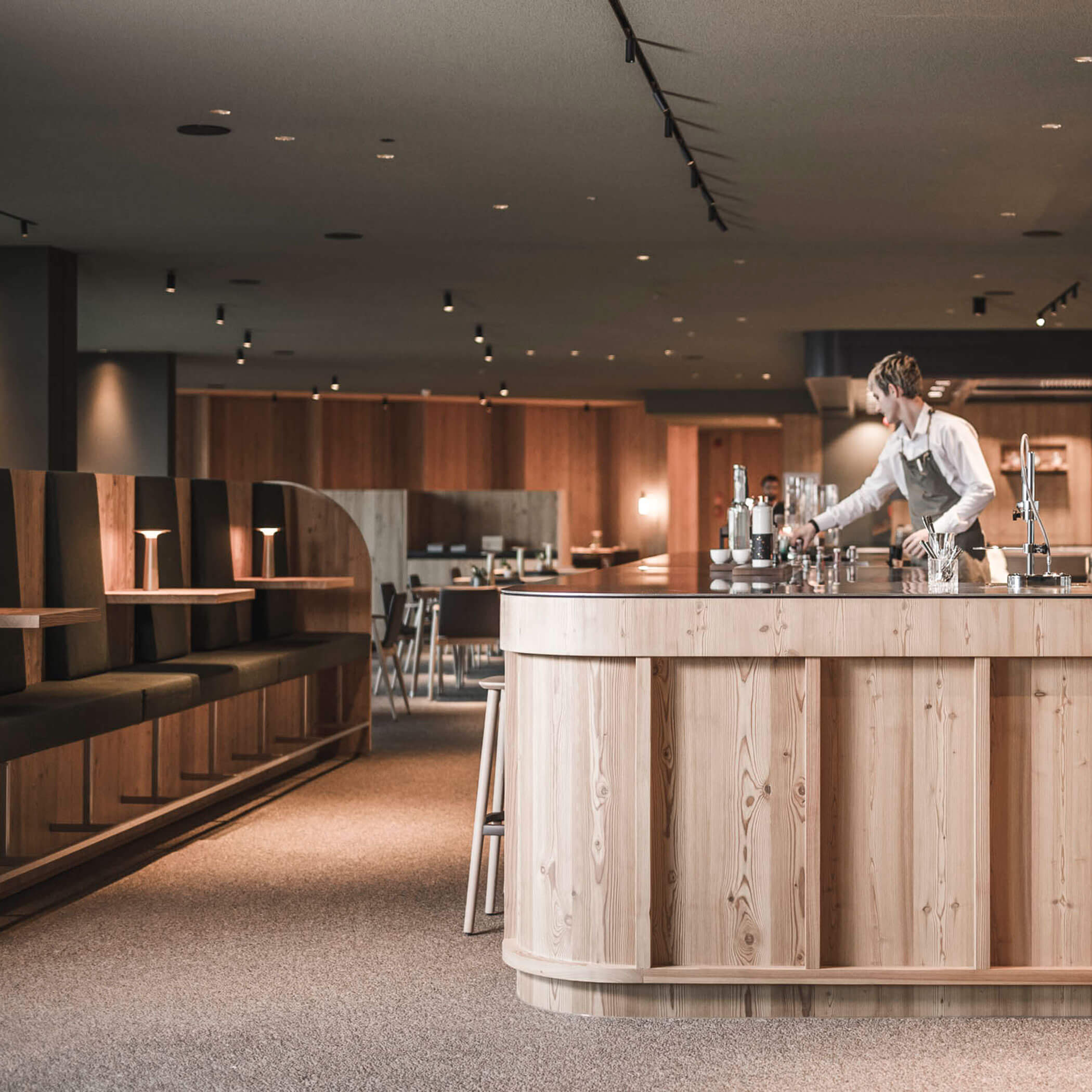 Waiter working behind the bar - OLM Nature Escape