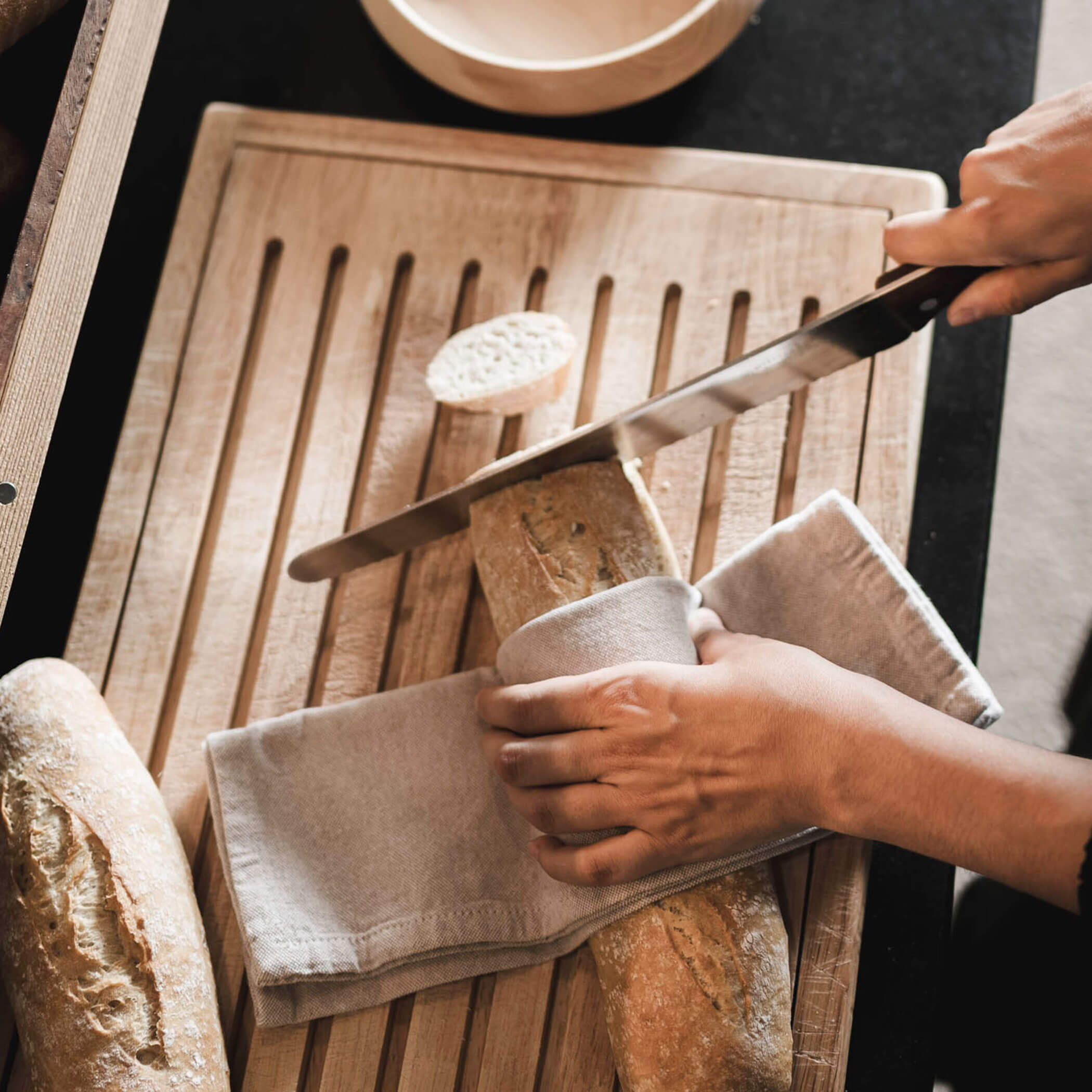 Brot aufschneiden - Buffet