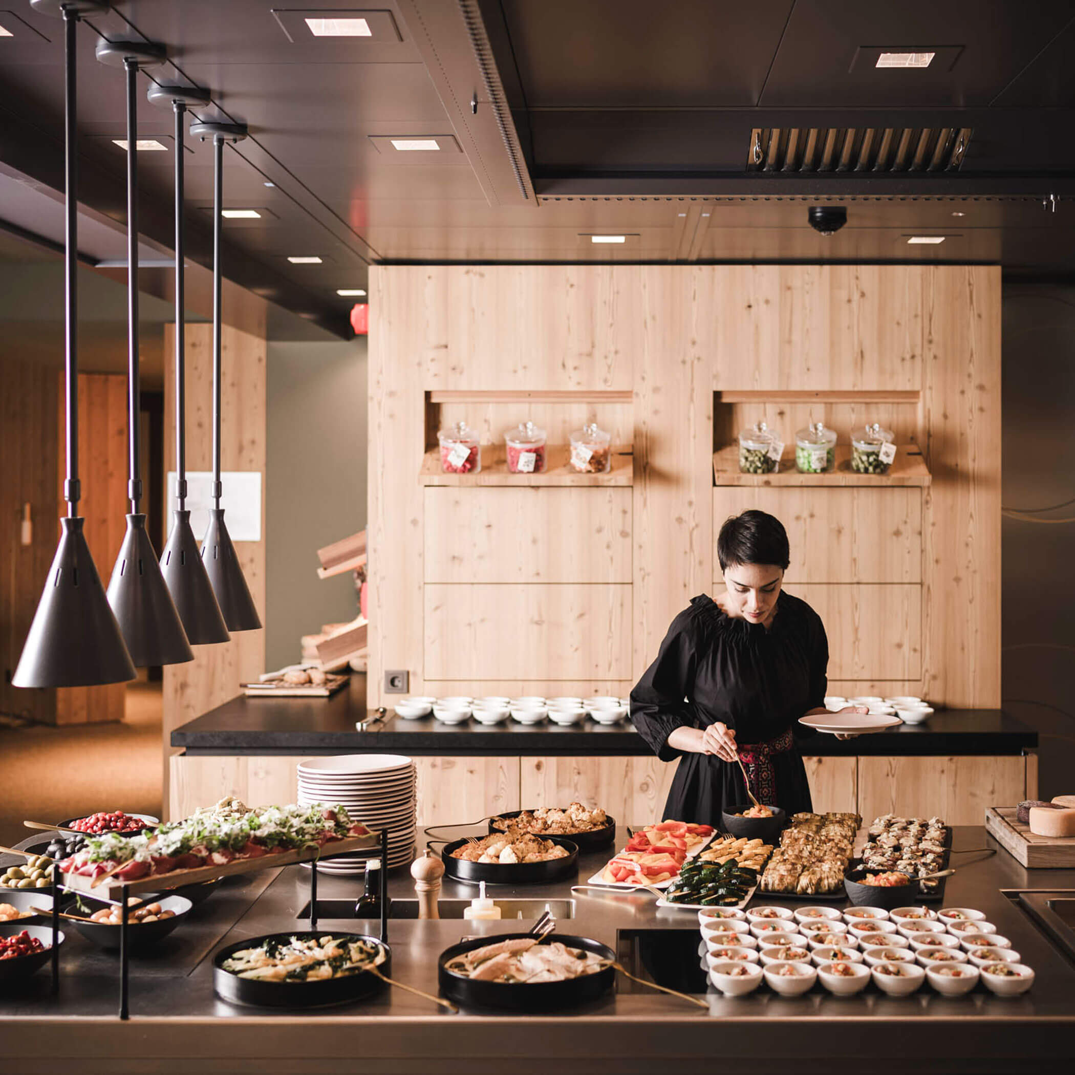 Frau am Buffet