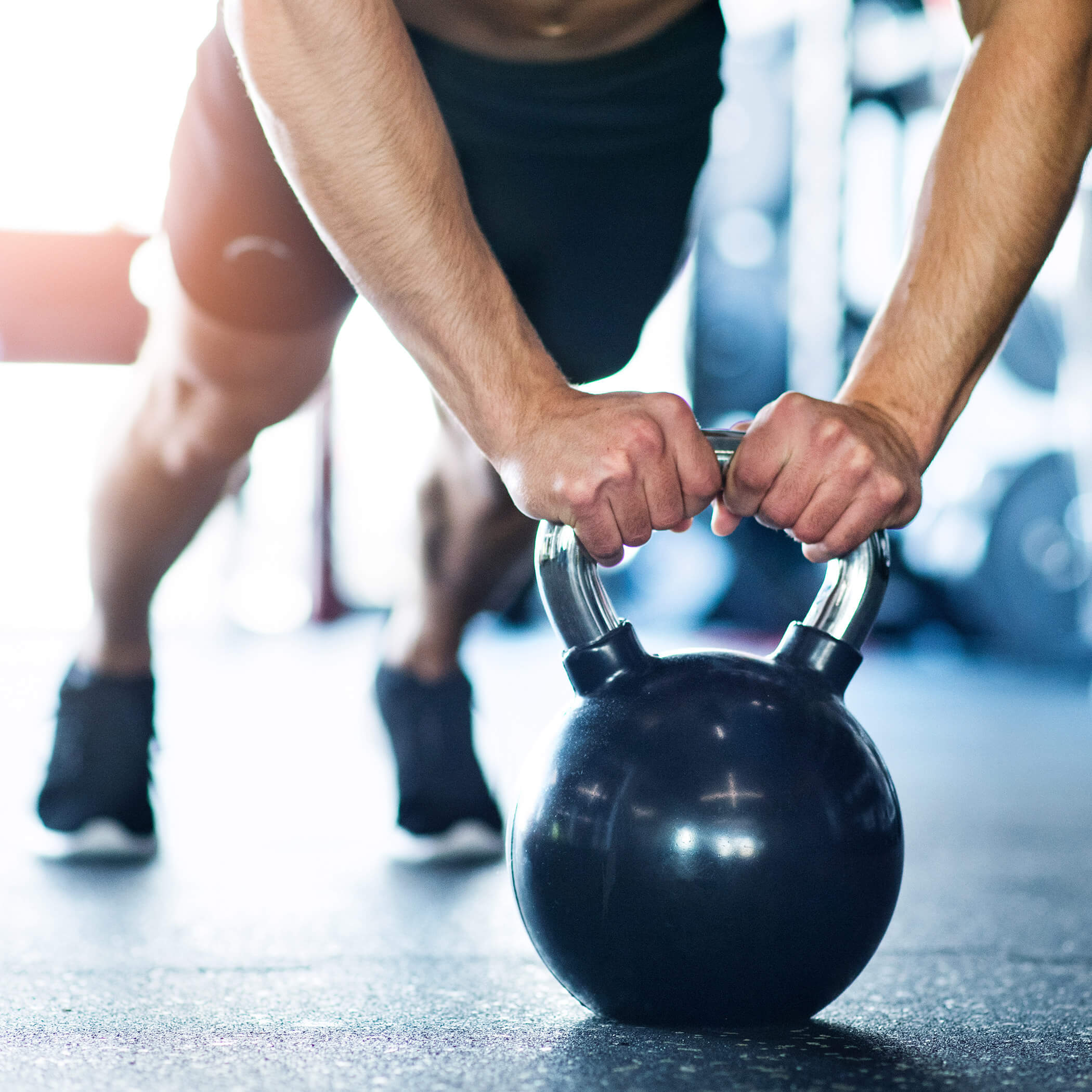 Mann beim Fitness mit Technogym Geräte - OLM Nature Escape