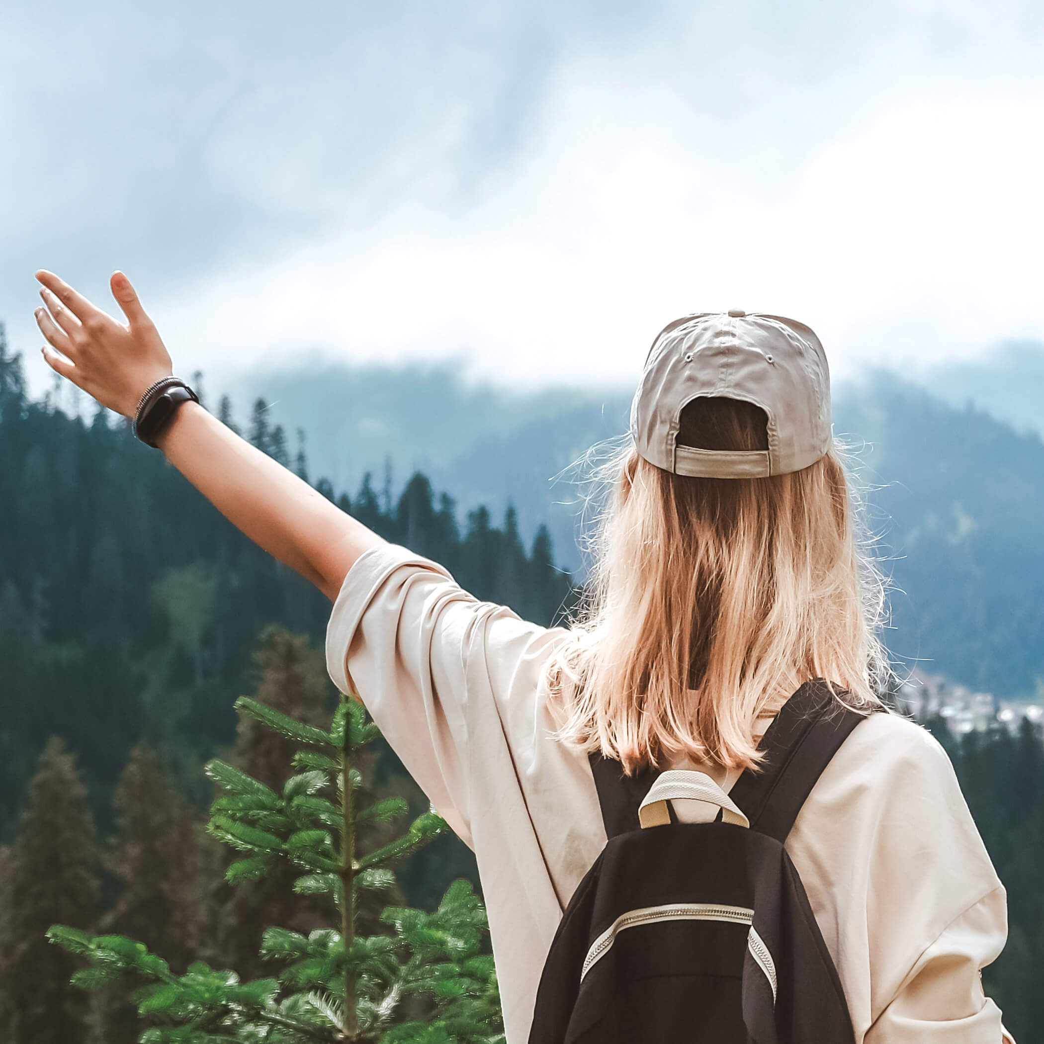 Frau genießt die Natur und frische Luft in Südtirol - OLM Nature Escape