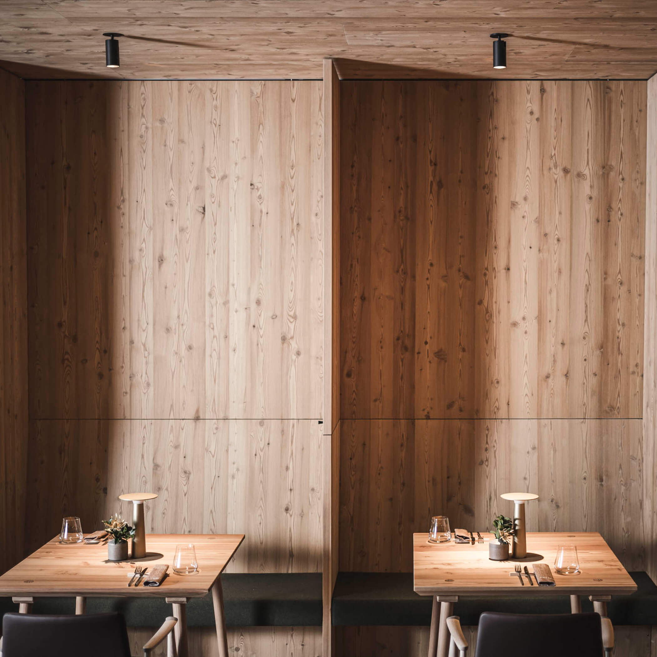 Gedeckte Tische im Restaurant Prenn° - OLM Nature Escape