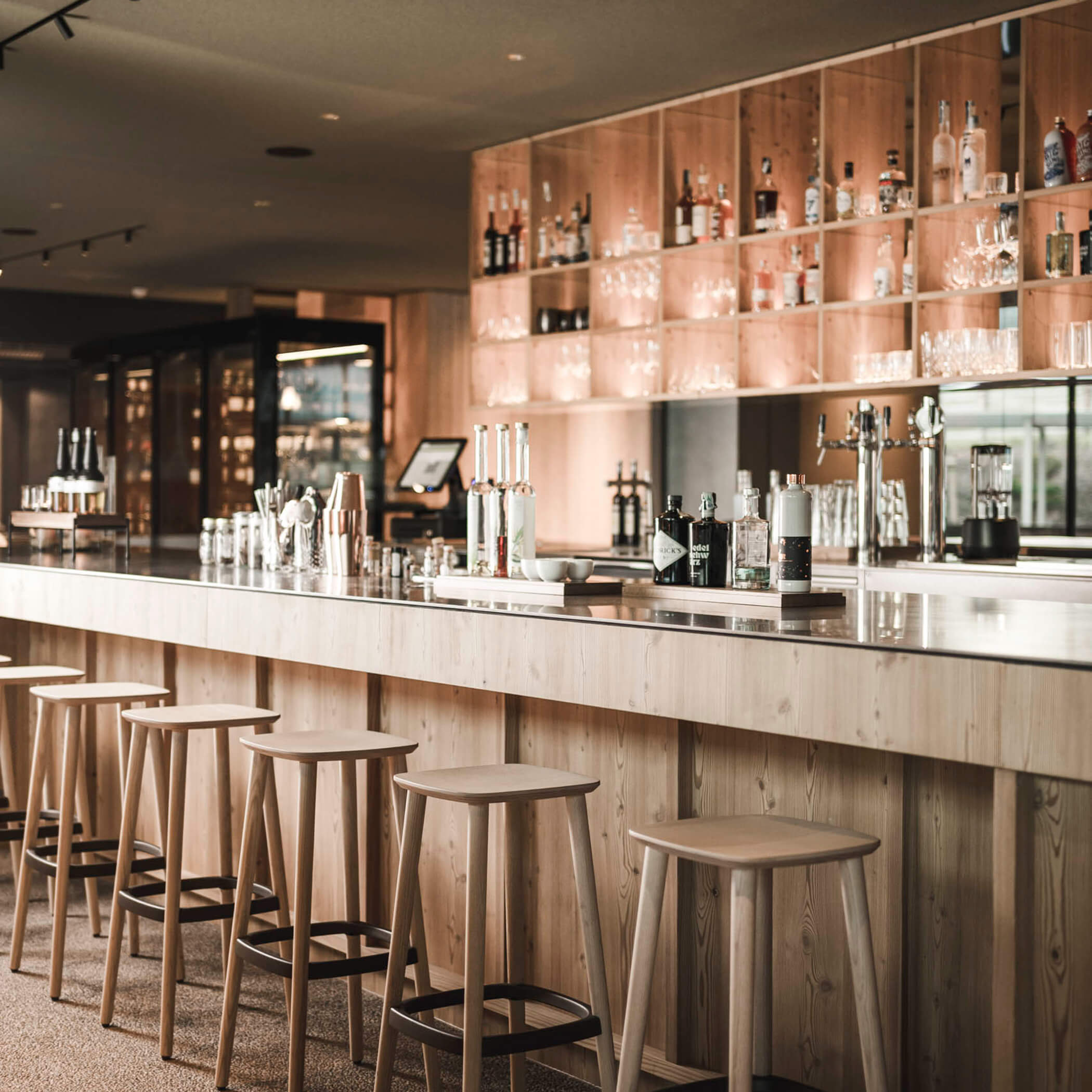 Bar mit Barhockern in moderner Holzeinrichtung - OLM Nature Escape