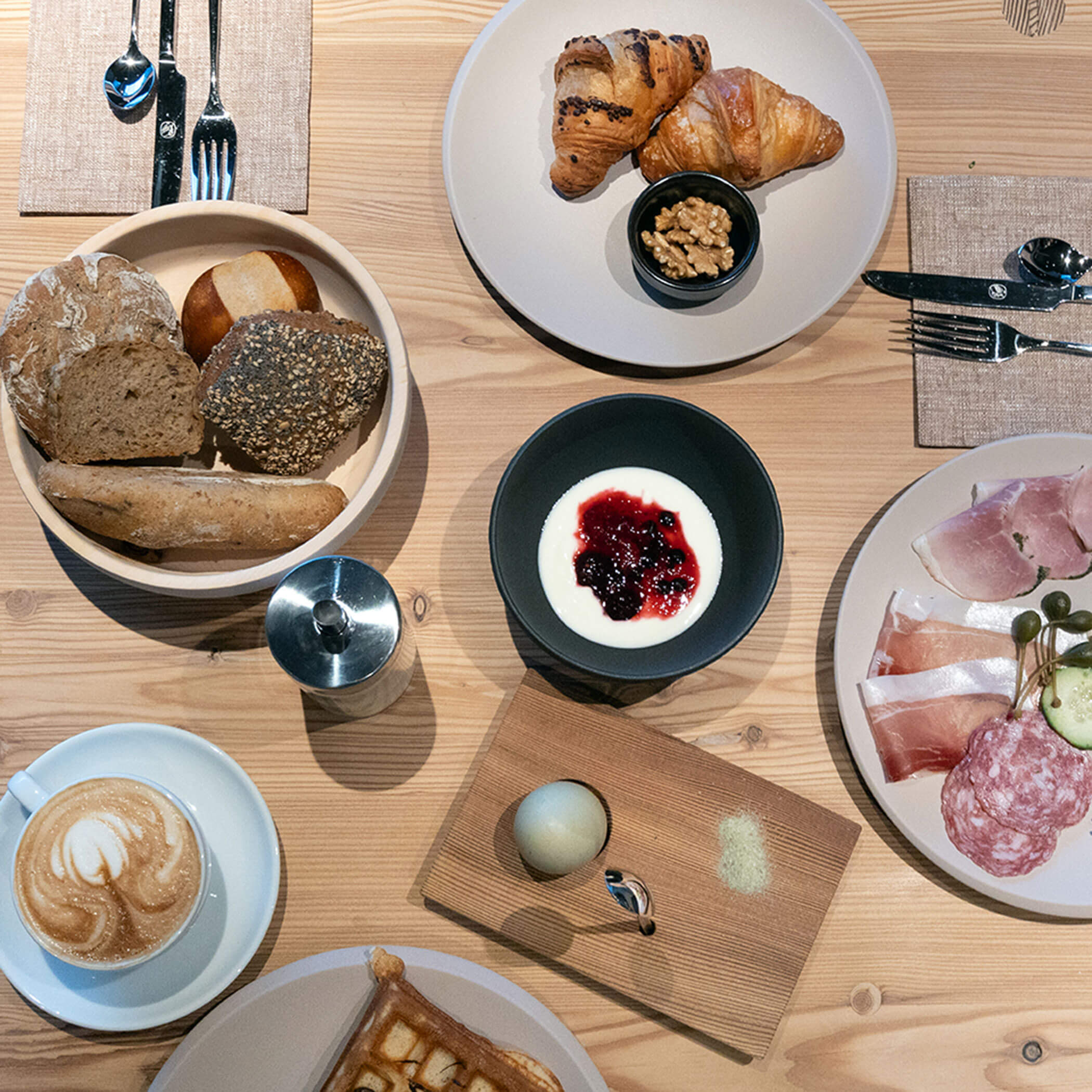 Voller Frühstückstisch mit allem was das Herz begehrt - OLM Nature Escape