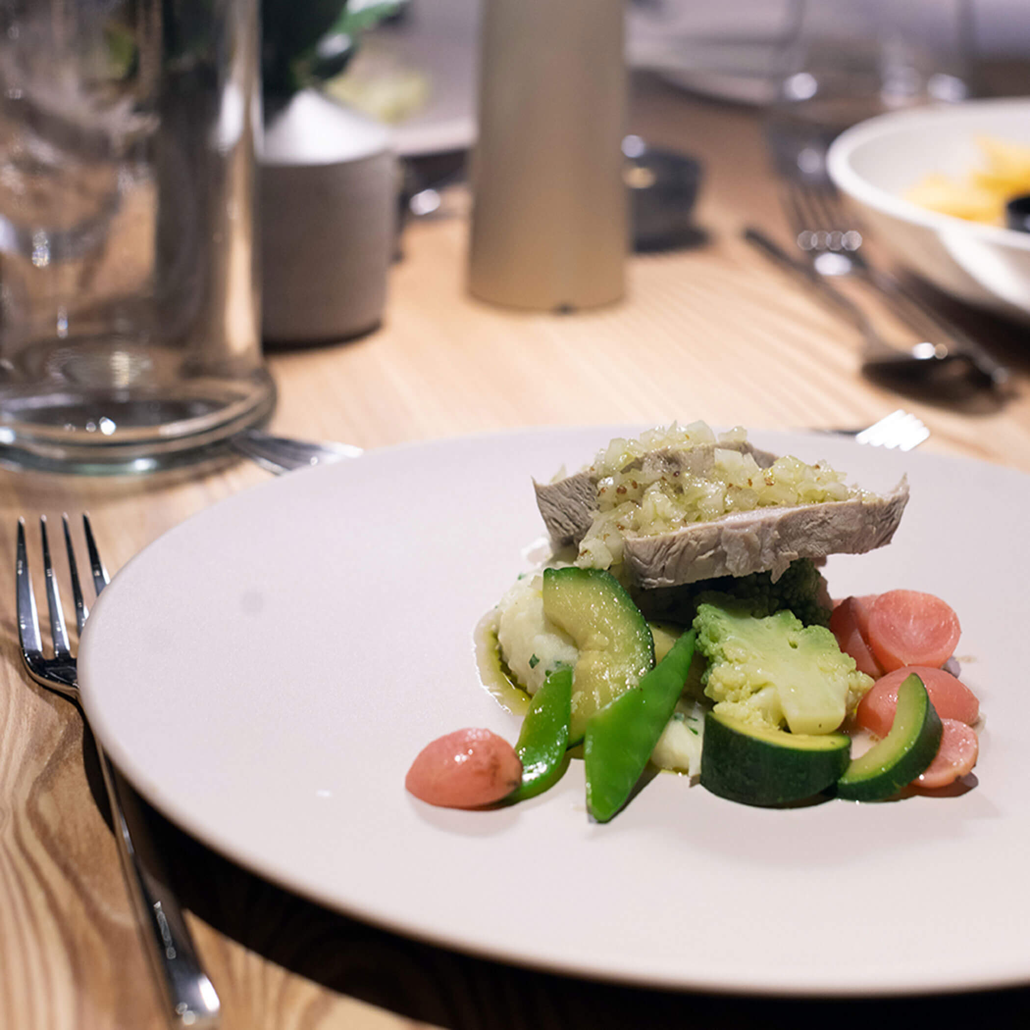 Hauptgang - Fleischgericht mit Gemüse und Püree - OLM Nature Escape