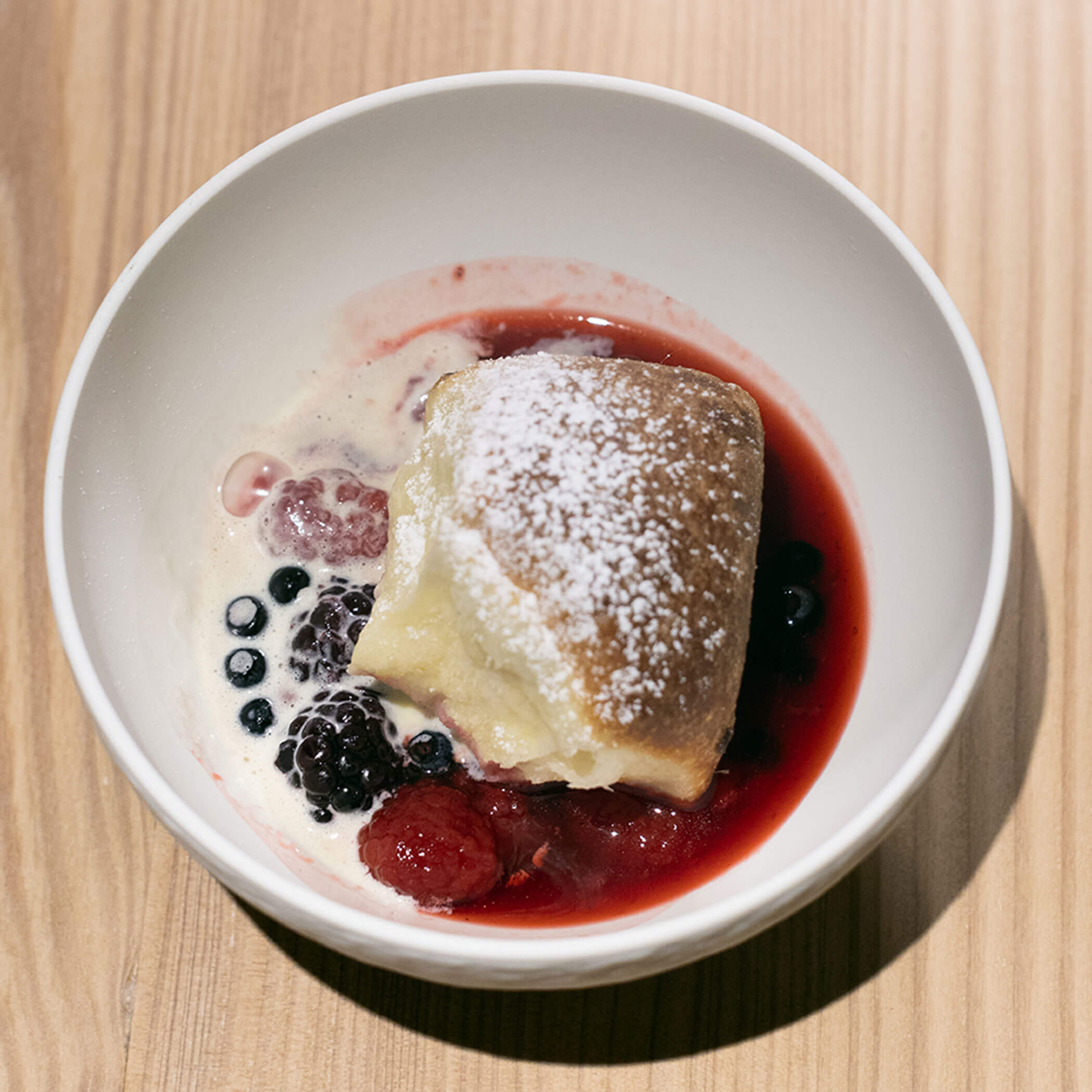 Buchtel mit Vanillesauce und Waldfrüchten - OLM Nature Escape