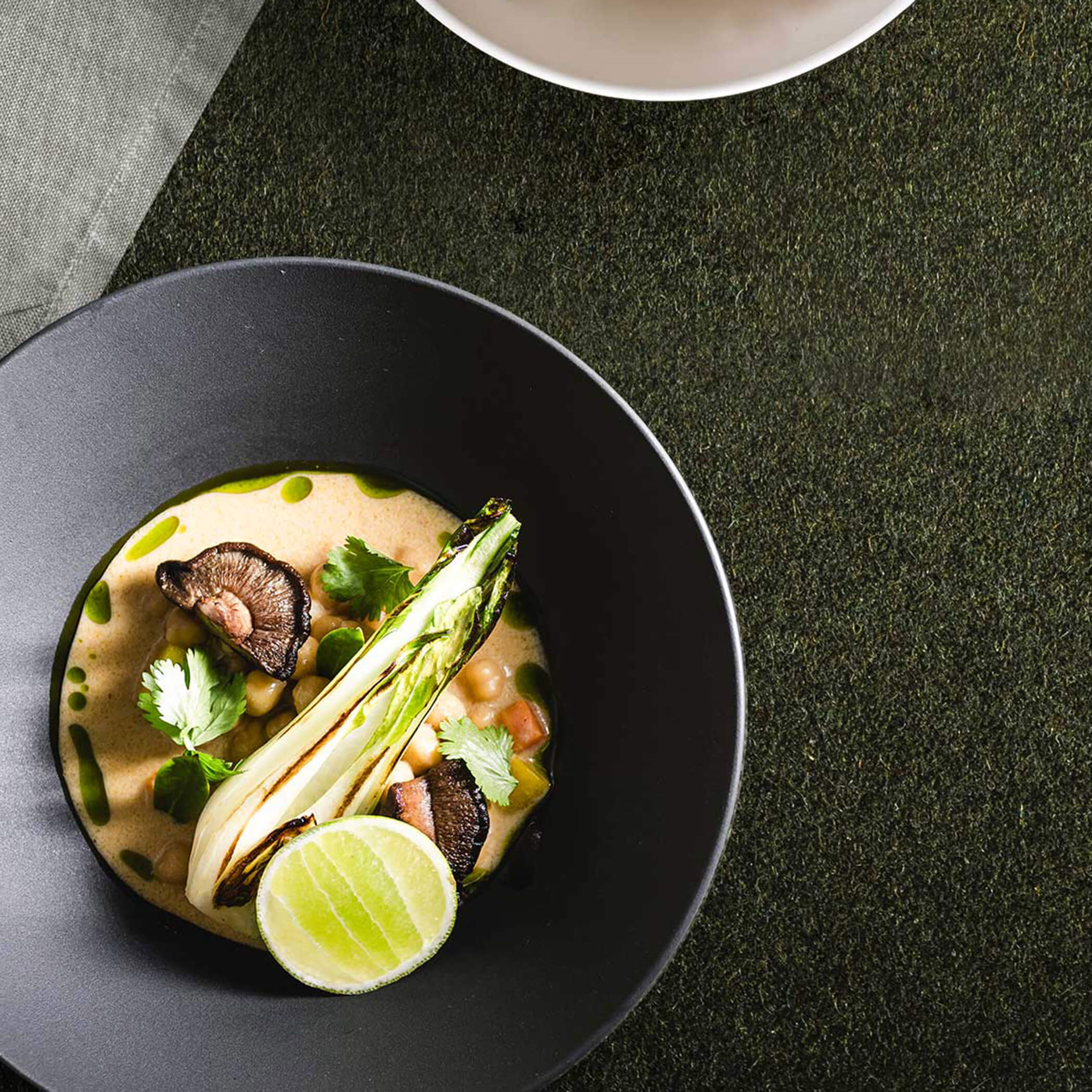 Suppe mit Pilzen und Limette - OLM Nature Escape