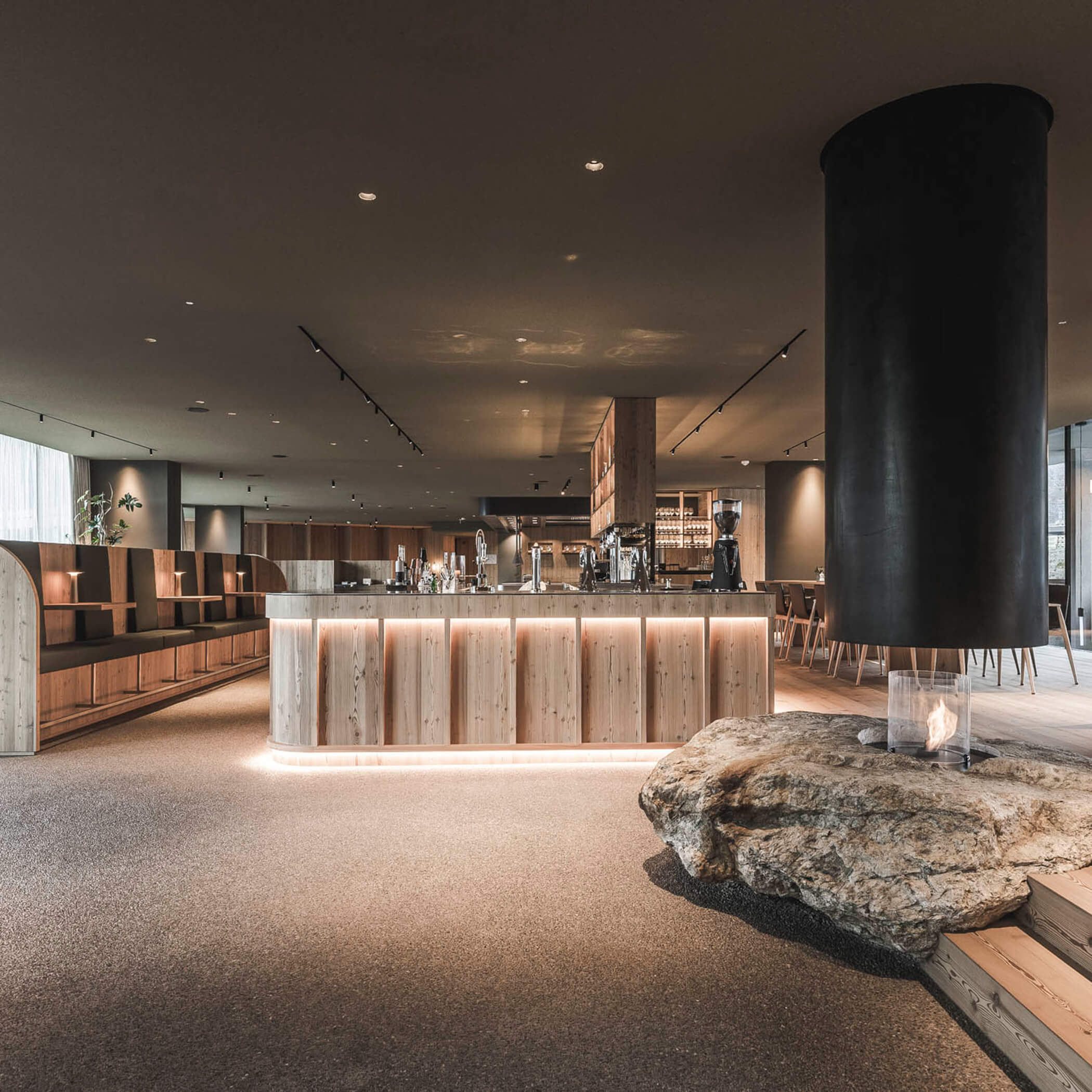 Kaminfeuer vor dem Bar- & Restaurantbereich - OLM Nature Escape