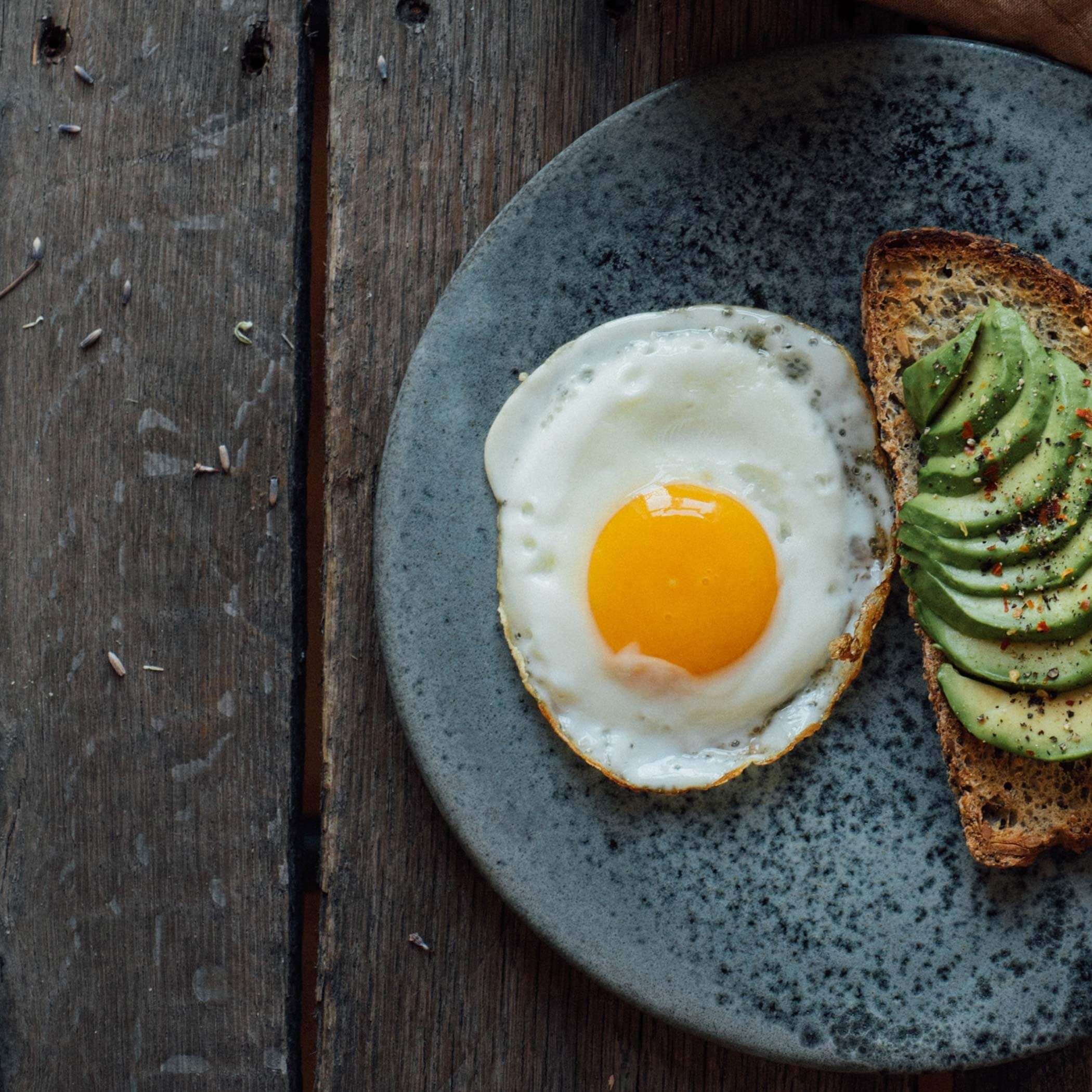 Uovo fritto e pane all'avocado - OLM Nature Escape