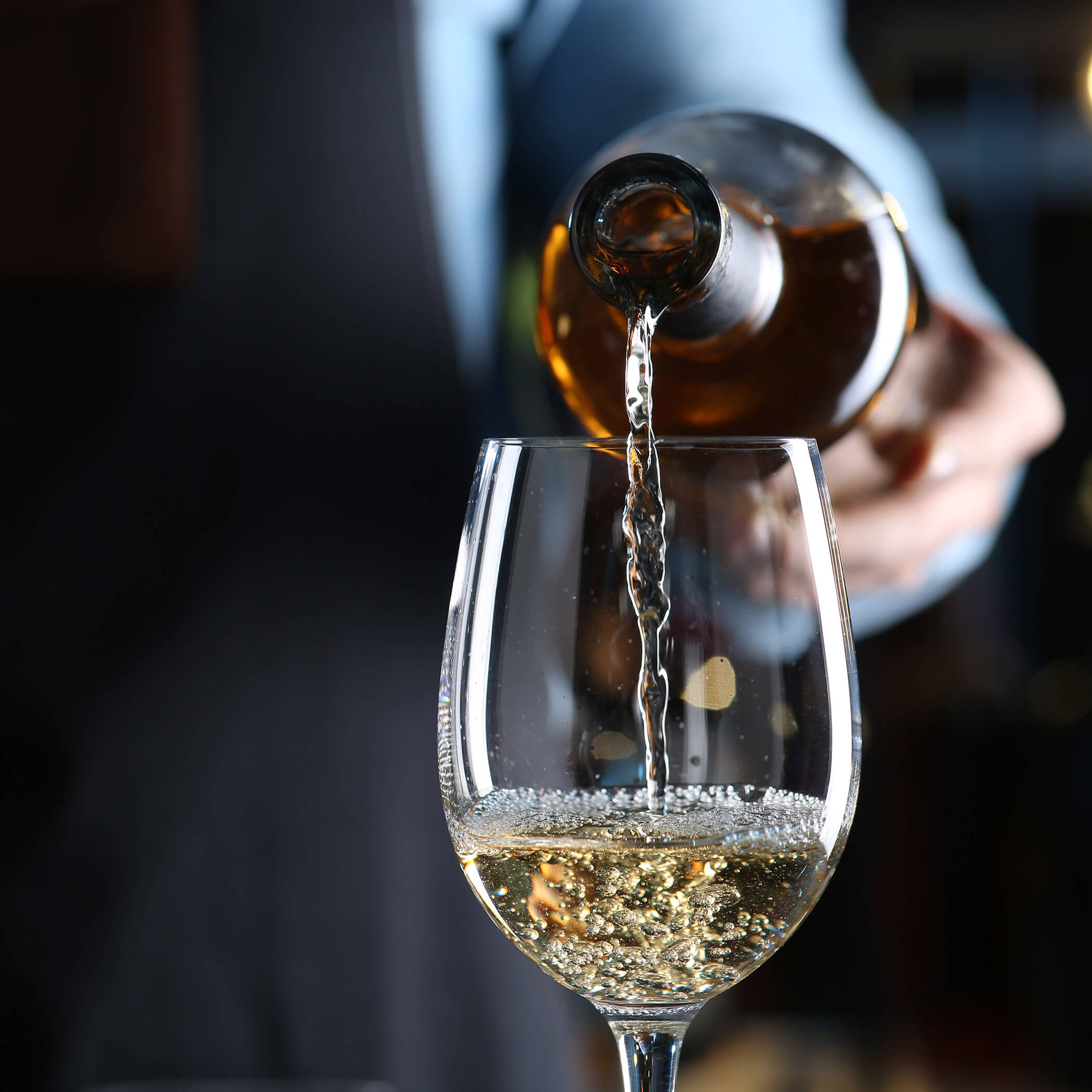 Weißwein einschenken - OLM Nature Escape