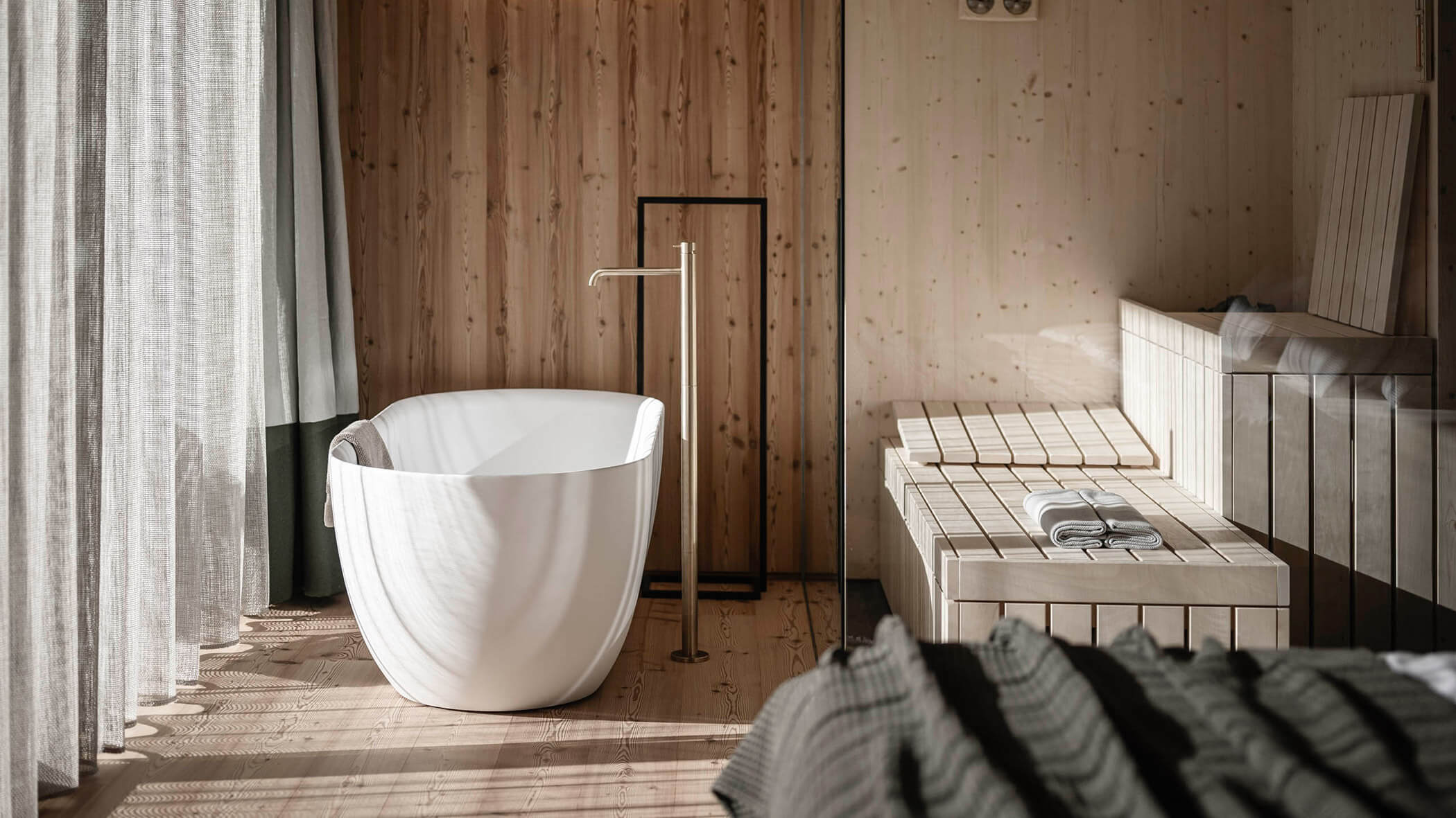 Freistehende Badewanne und private Sauna in der ApartSuite L - OLM Nature Escape