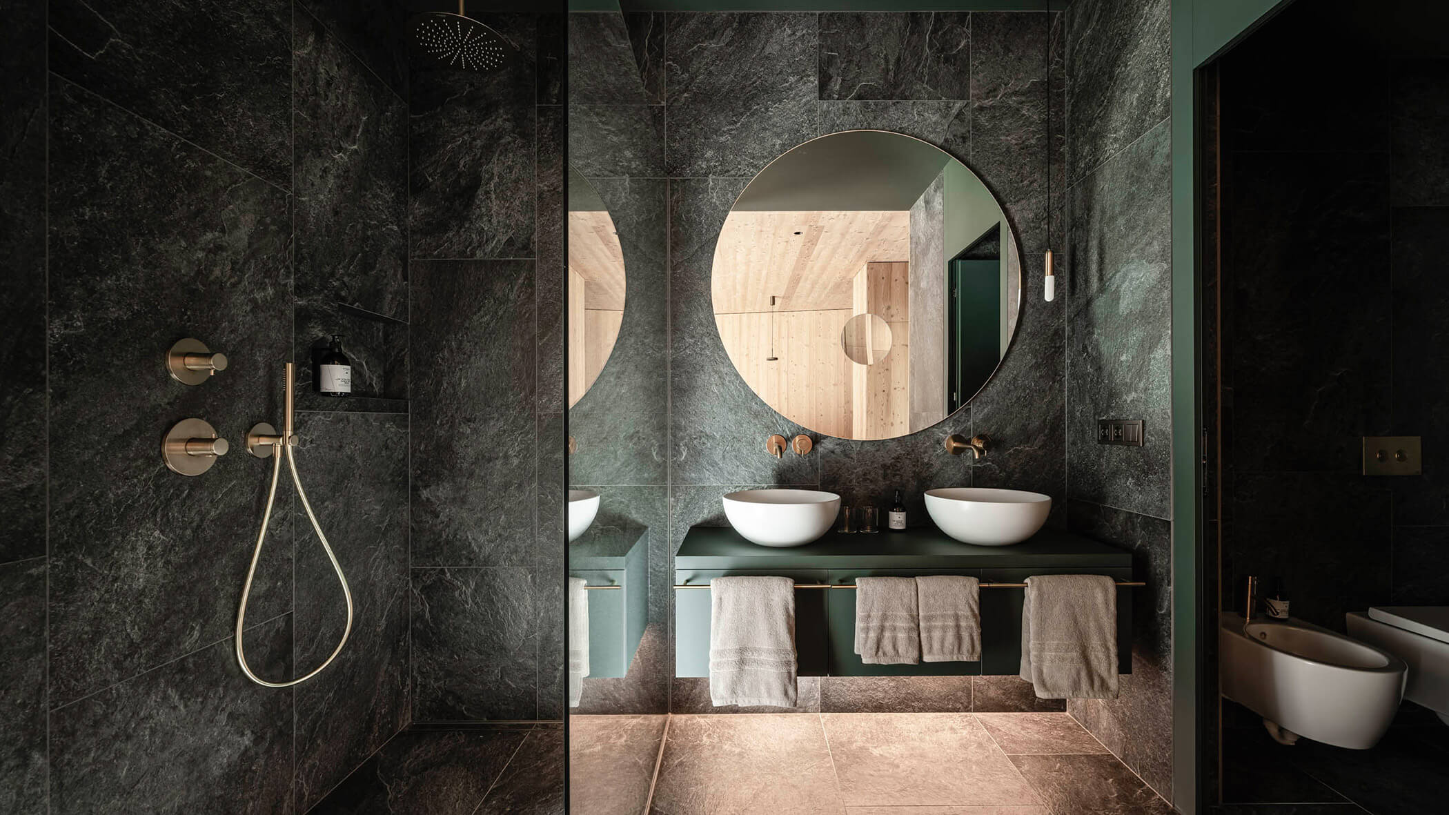 Eleganz schwarz-grün gefliestes Badezimmer in der ApartSuite L - OLM Nature Escape