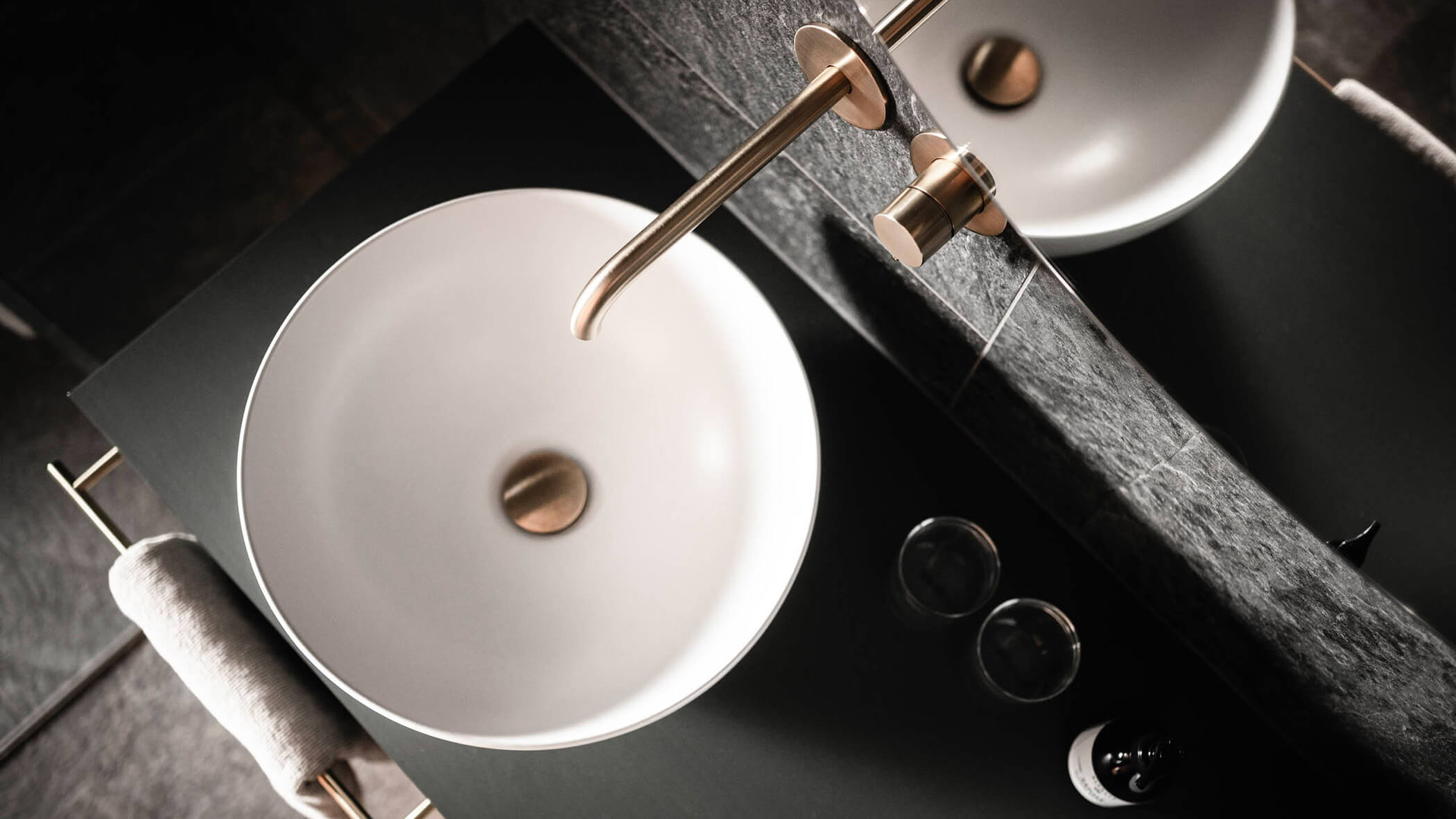 Elegantes Waschbecken in der ApartSuite L - OLM Nature Escape