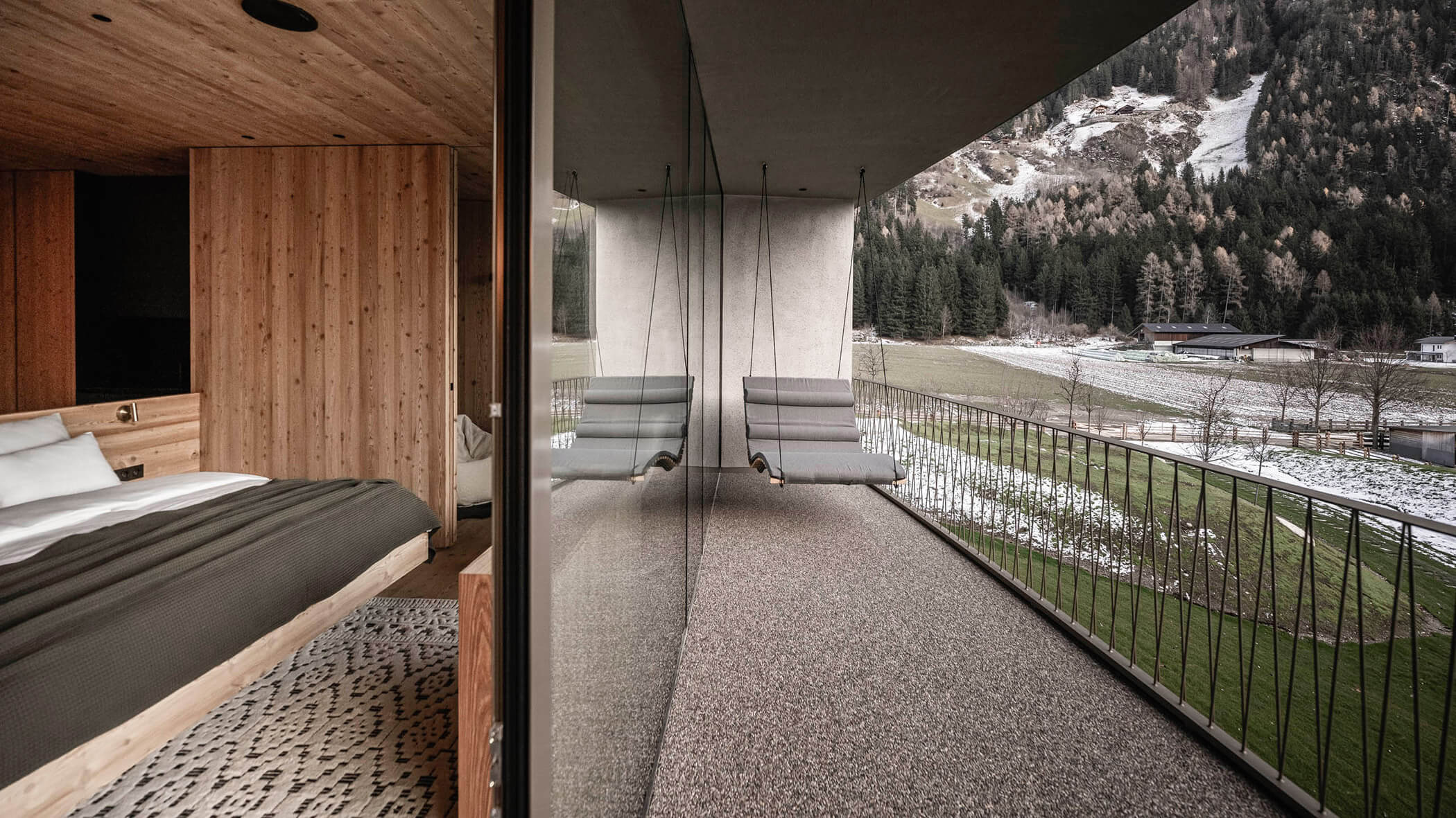 Panoramaausblick von der ApartSuite L mit Schaukel auf der Terrasse - OLM Nature Escape