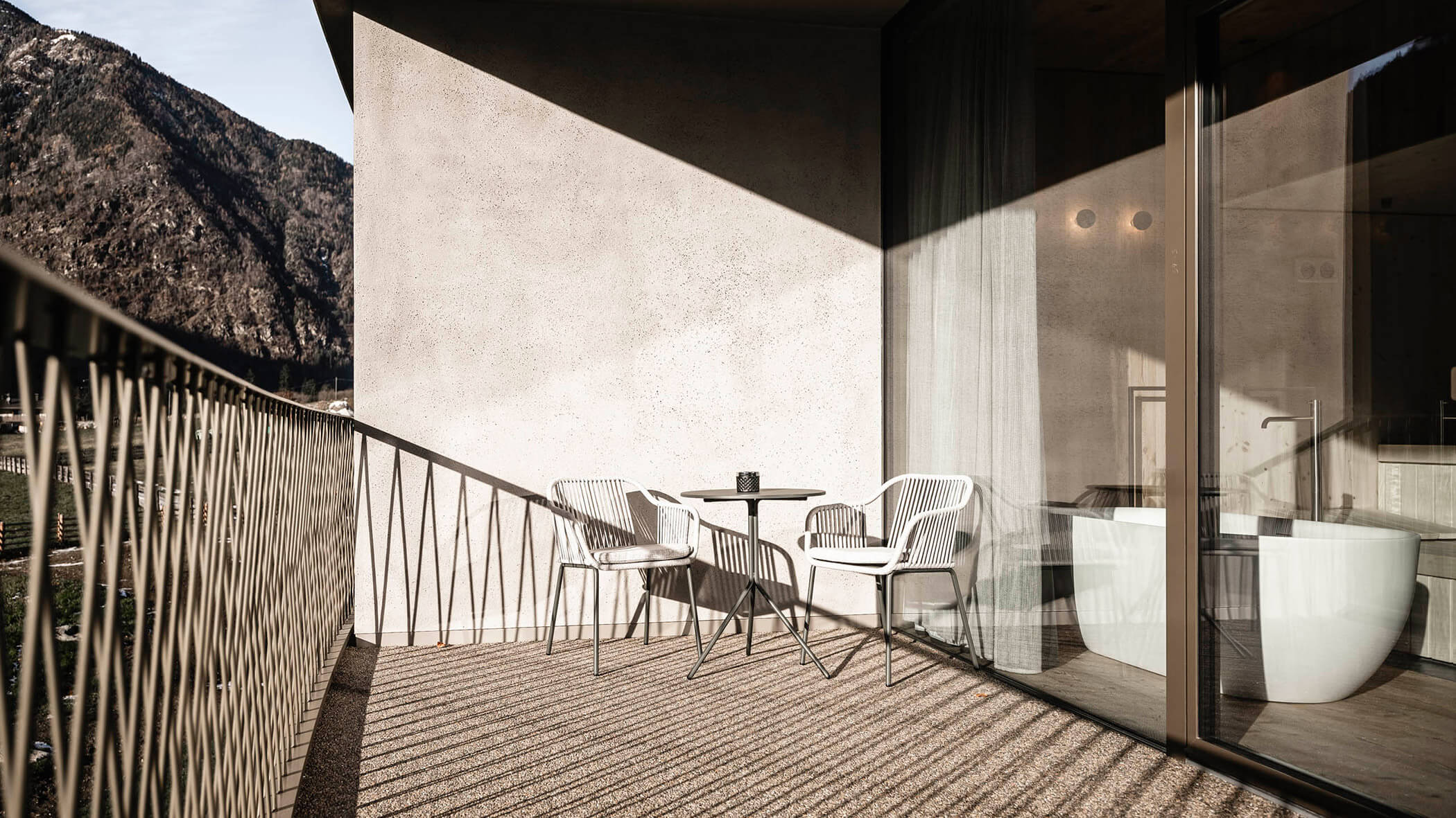 Terrasse von der ApartSuite M mit Stühle und einem Tischchen - OLM Nature Escape