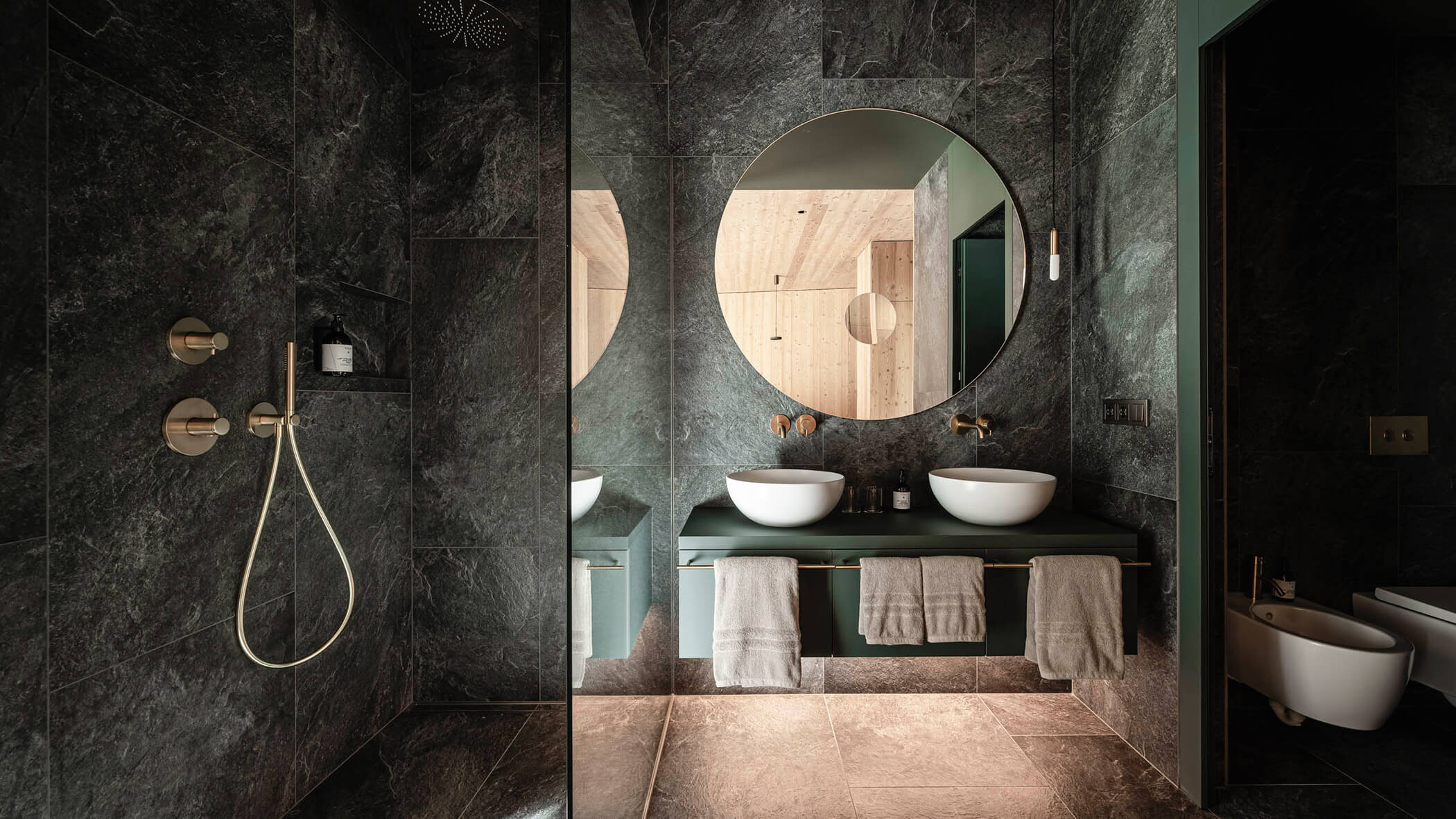 Elegantes Bad in grün und gold vom der ApartSuite M - OLM Nature Escape