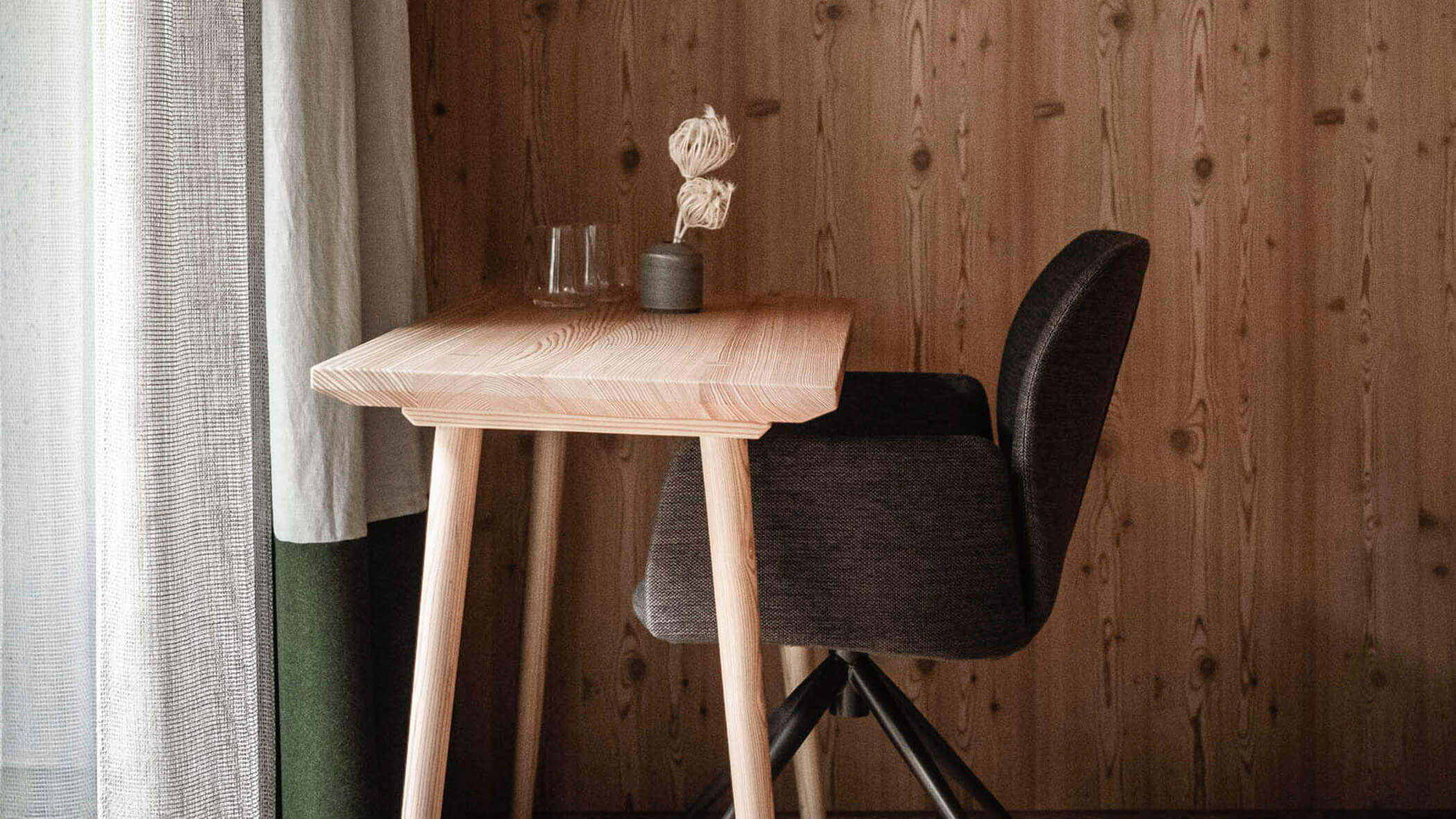 Abtrennbares Studio mit ergonomischem Arbeitsstuhl und gutem Leselicht - OLM Nature Escape