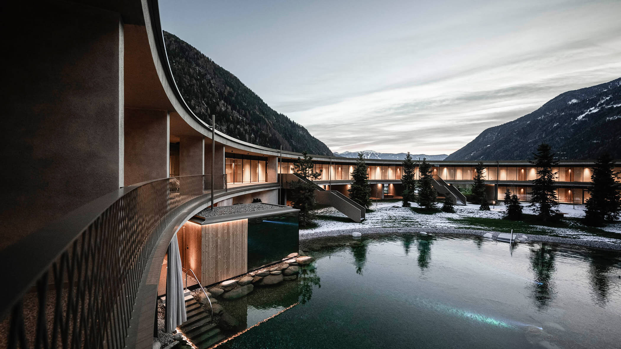 Ausblick von der ApartSuite in den beuleuchteten Innenhof am Abend - OLM Nature Escape