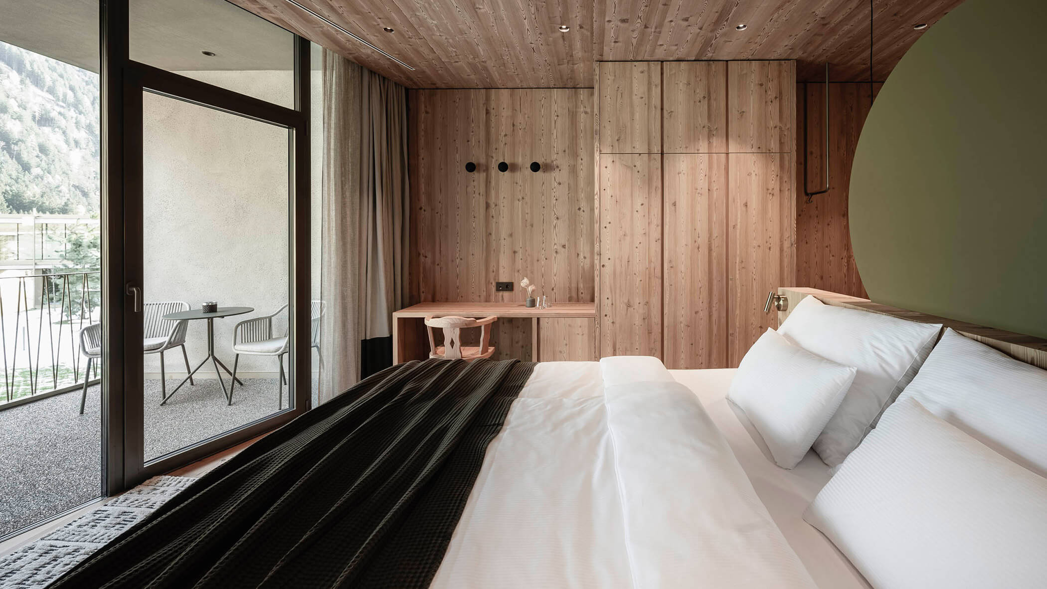 Kingsize-Bett in der ApartSuite Double - OLM Nature Escape