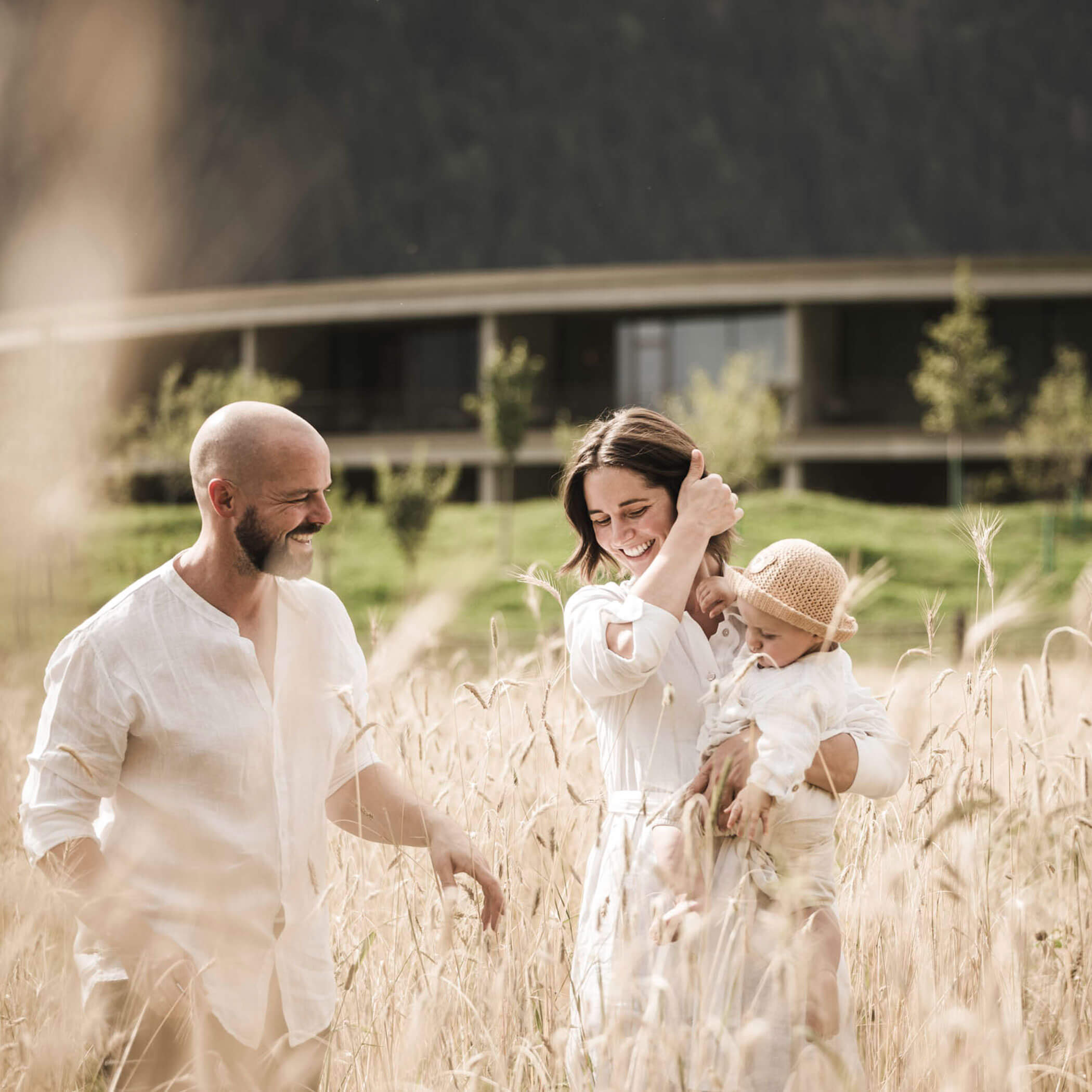 Familie im Weizenfeld, Olm im Hintergrund