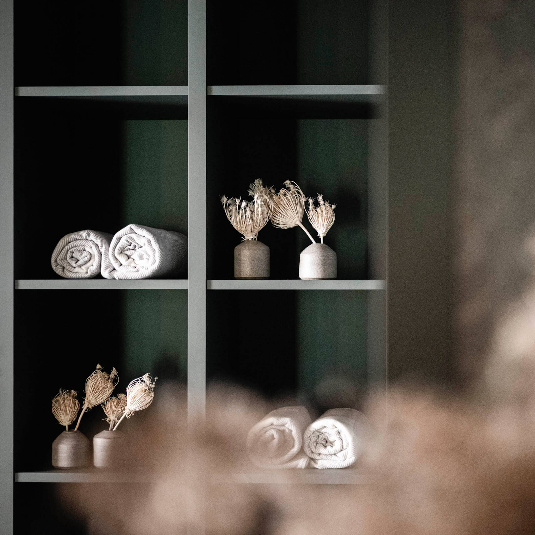 Dekoregal im Saunabereich - OLM Nature Escape