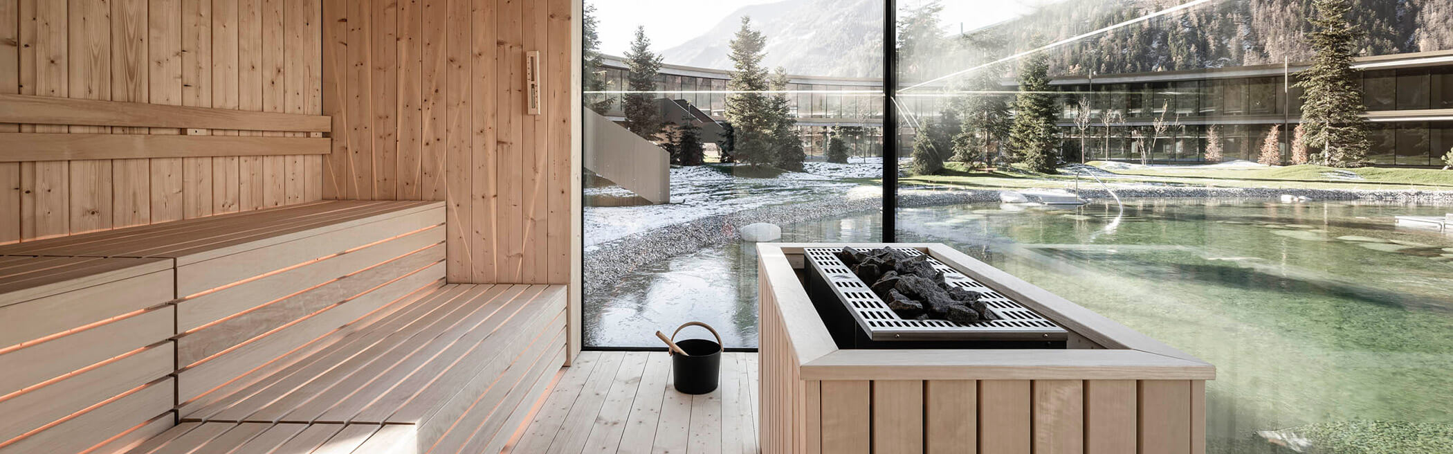 Panoramasauna mit Blick auf den Naturbadeteich - OLM Nature Escape