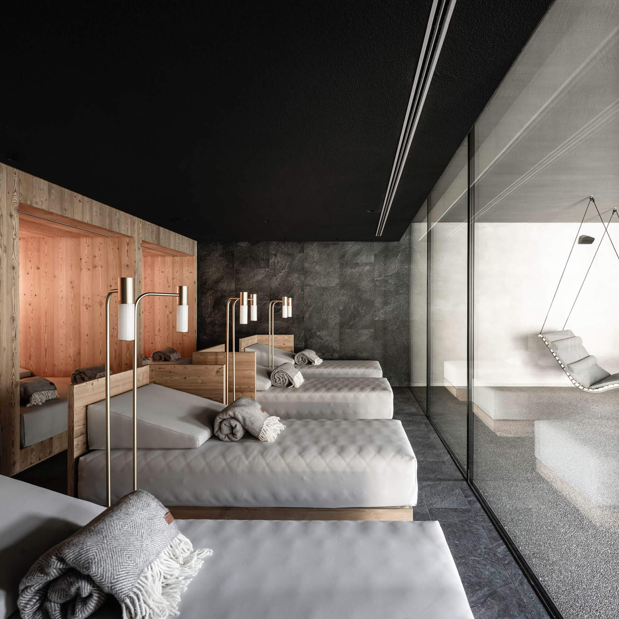 Heller Ruhebereich mit Liegen im Saunabereich - OLM Nature Escape