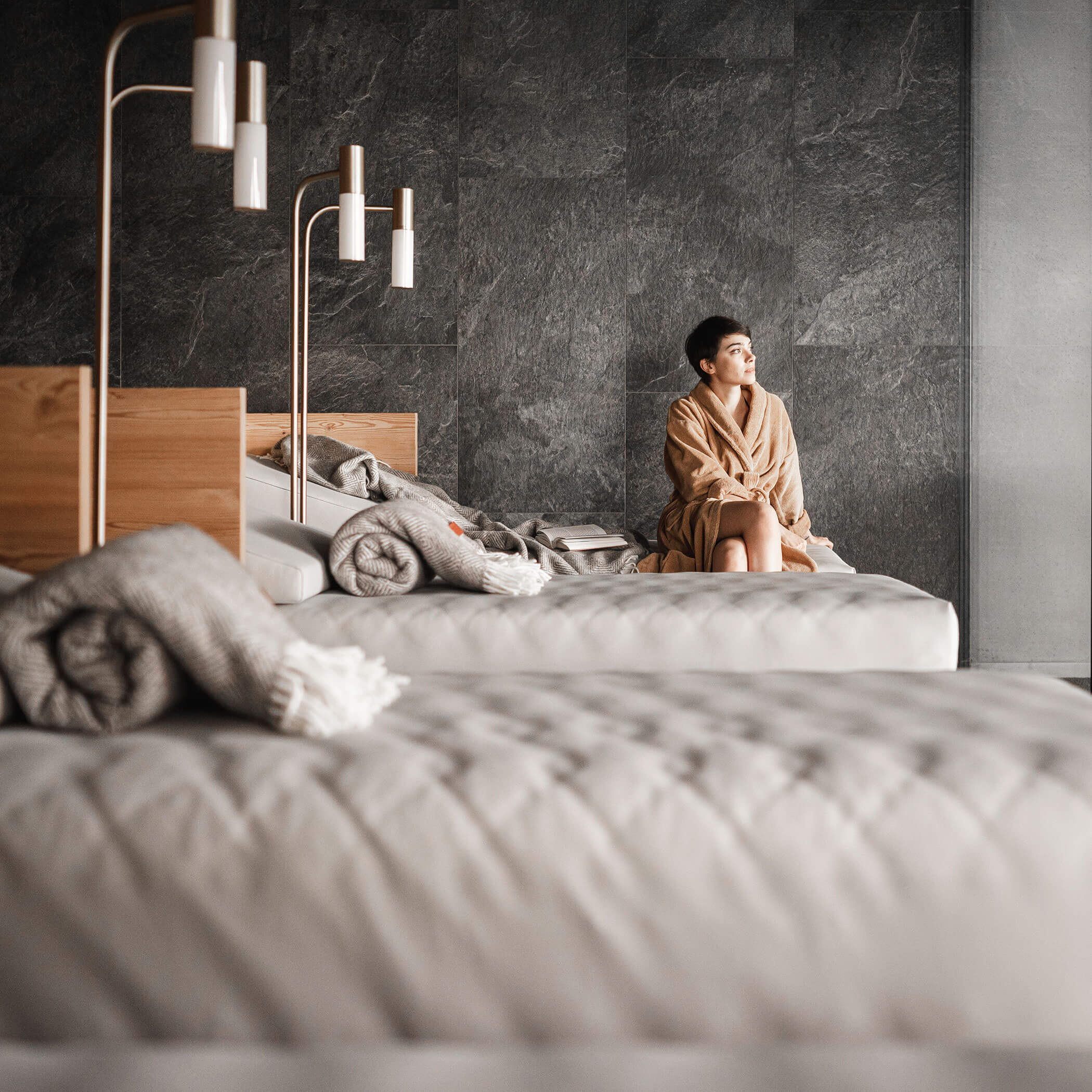 Frau sitzt im Ruheraum - OLM Nature Escape