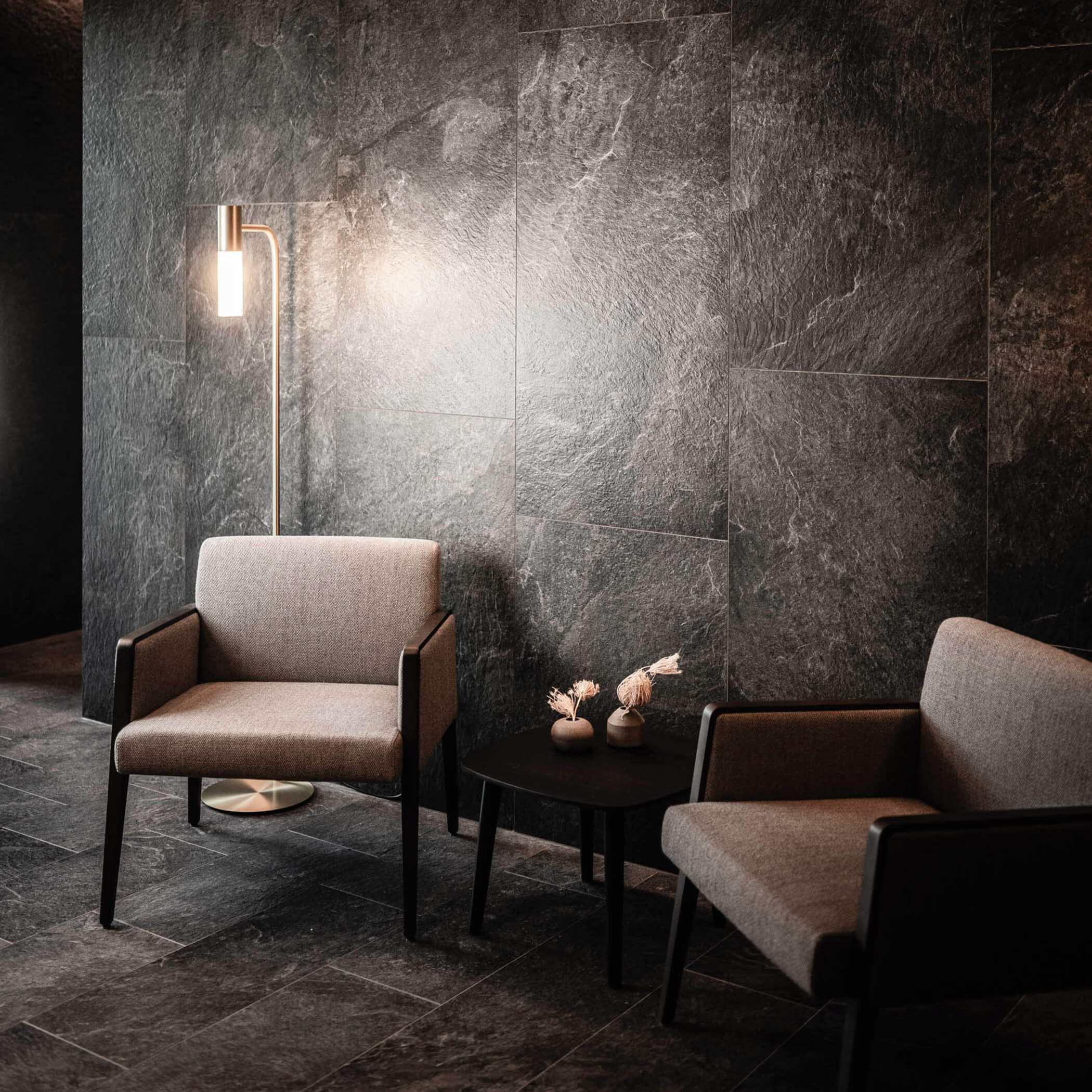 Zwei Sessel mit Tischchen im Beautybereich - OLM Nature Escape