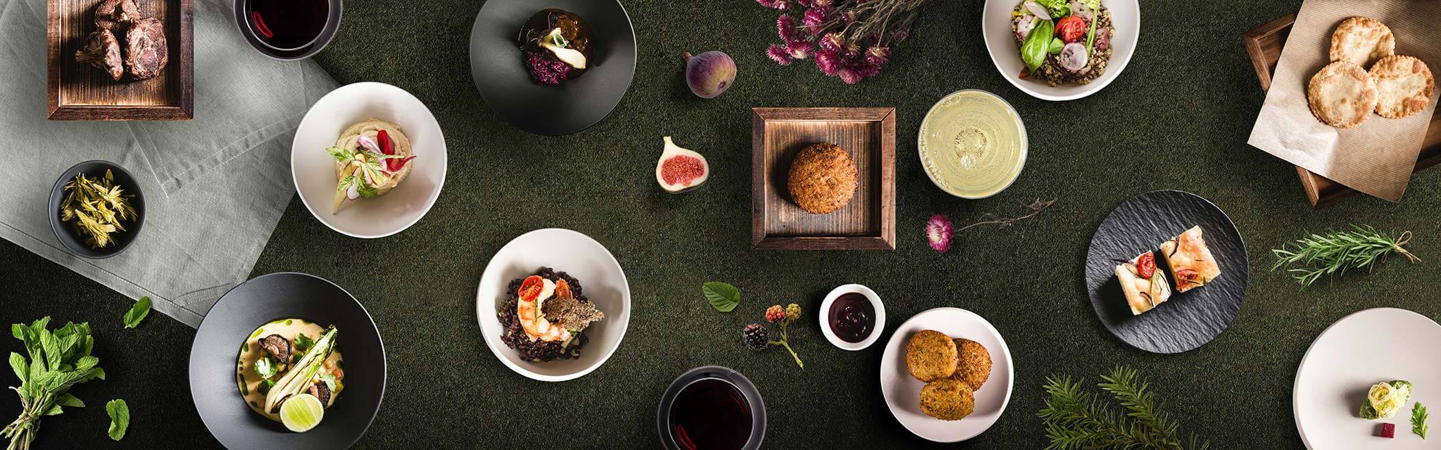 Vari piatti su sfondo erboso - OLM Nature Escape