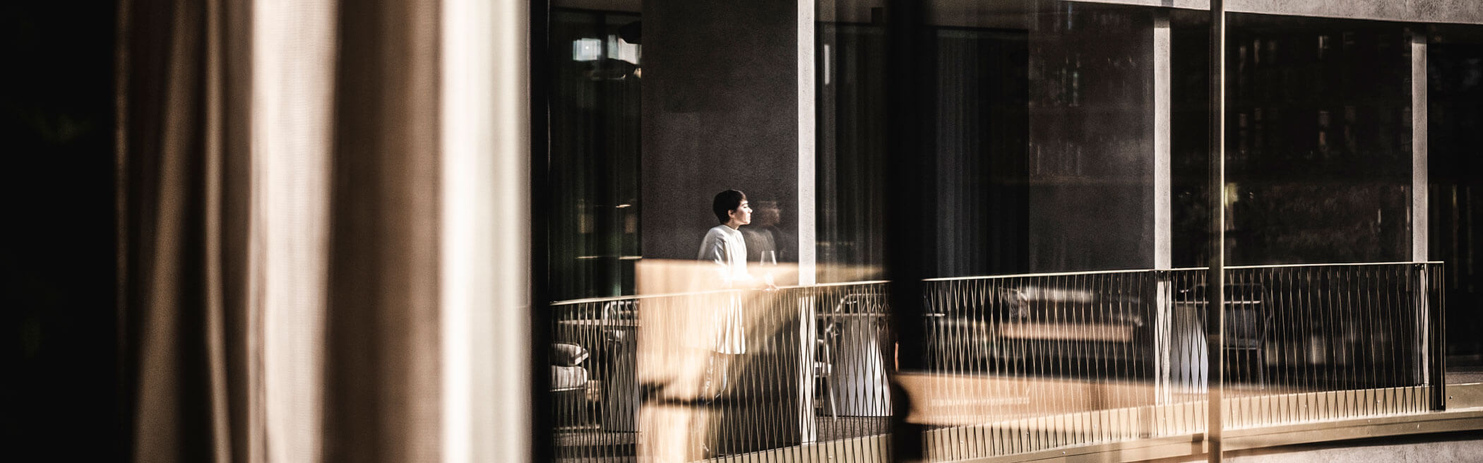 Frau blickt in die Ferne - OLM Nature Escape