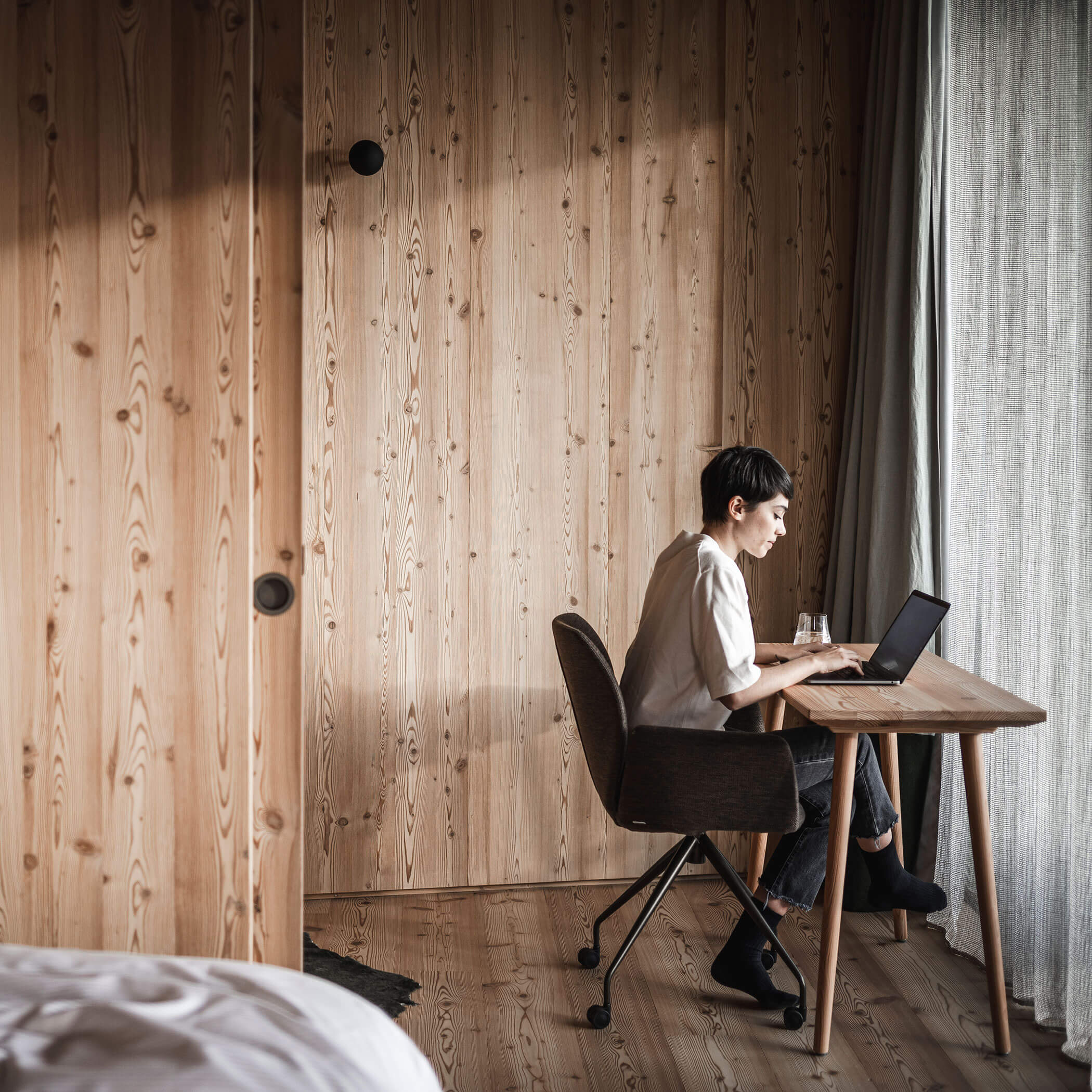 Working on the PC in your own apartment with a desk - OLM Nature Escape