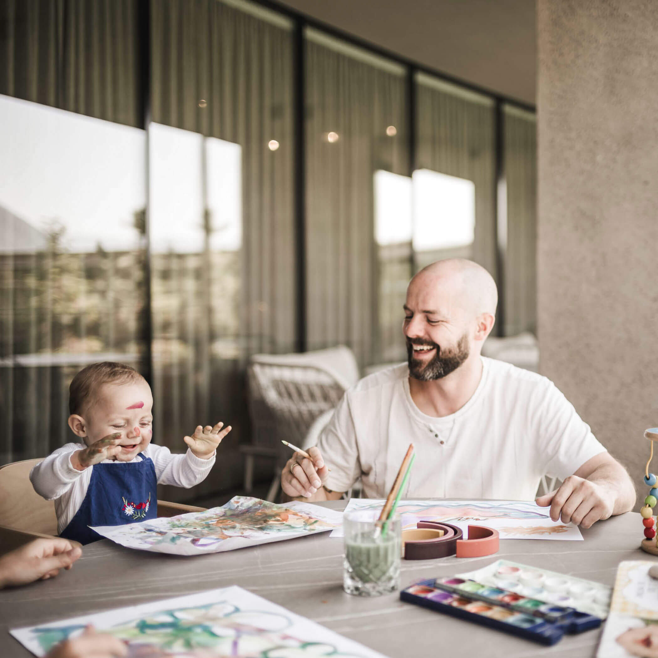 Vater und Sohn beim Wasserfarben malen