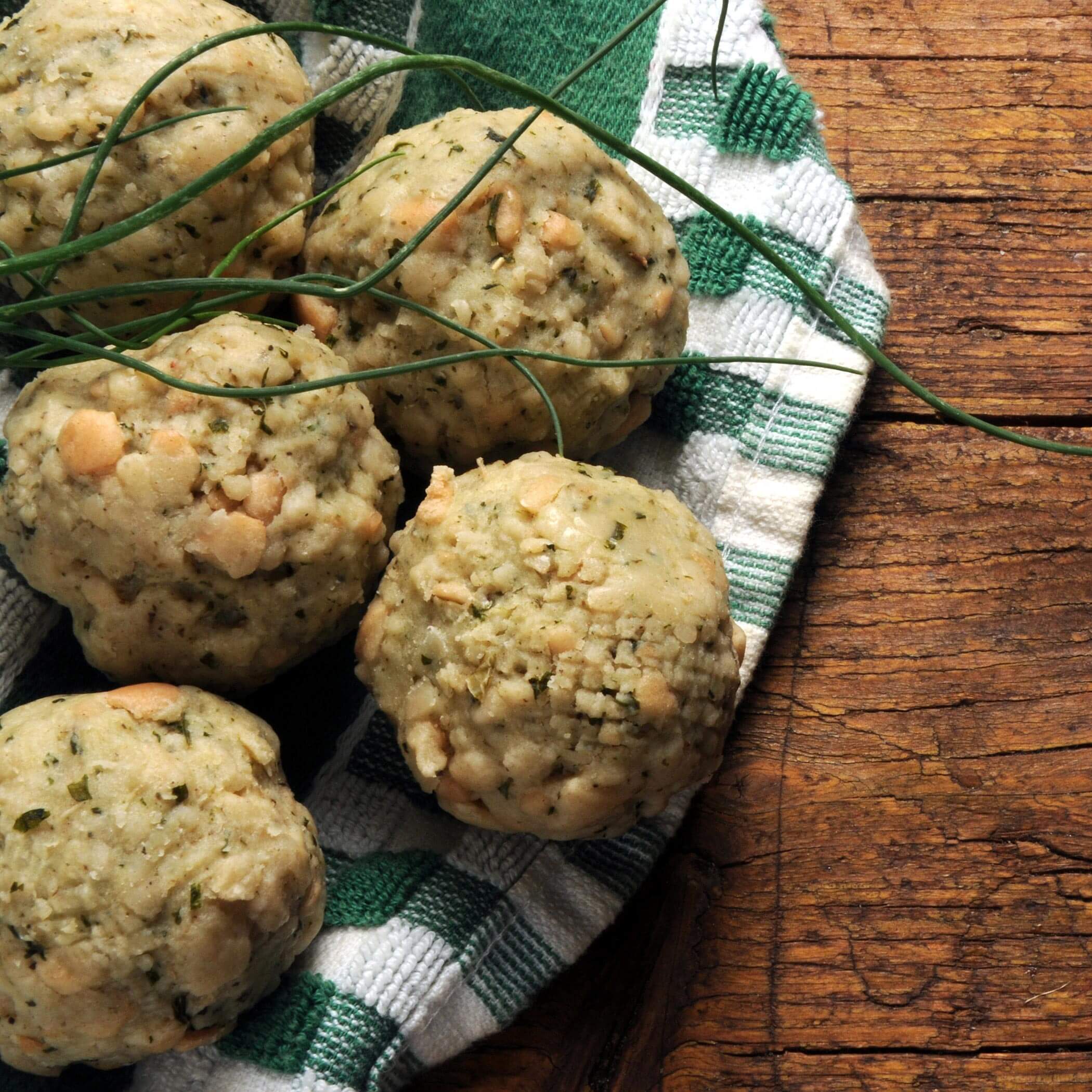 Fünf Südtiroler Knödel auf einem Geschirrtuch - OLM Nature Escape