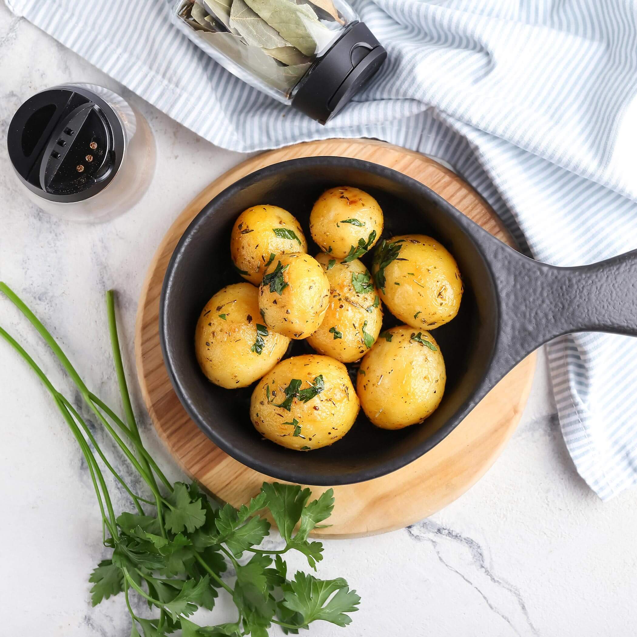 Pellkartoffeln mit Petersilie in der Pfanne - OLM Nature Escape