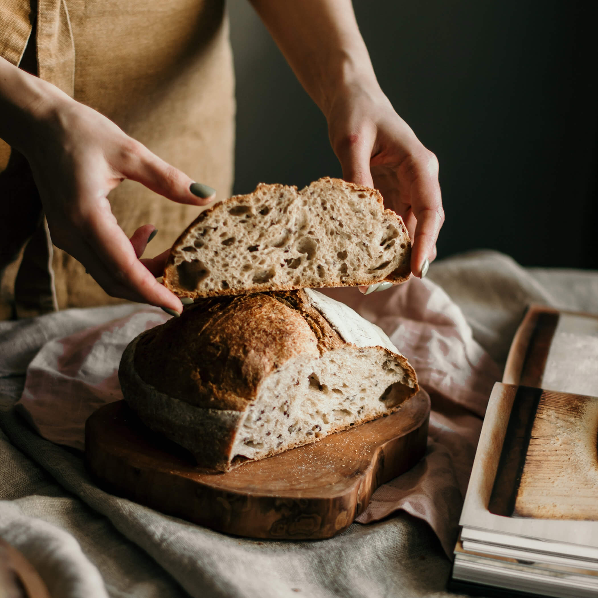 Selbstgebackenes Brot aus regionalen Zutaten - OLM Nature Escape