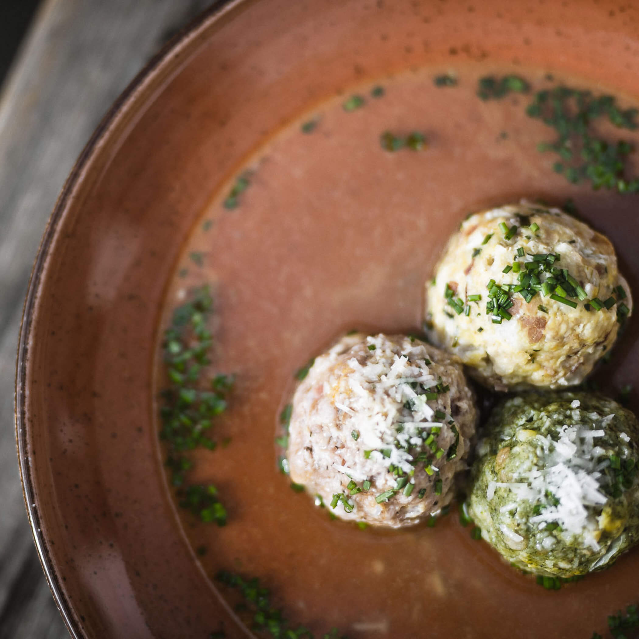 Tre canederli altoatesini in zuppa con erba cipollina - OLM Nature Escape