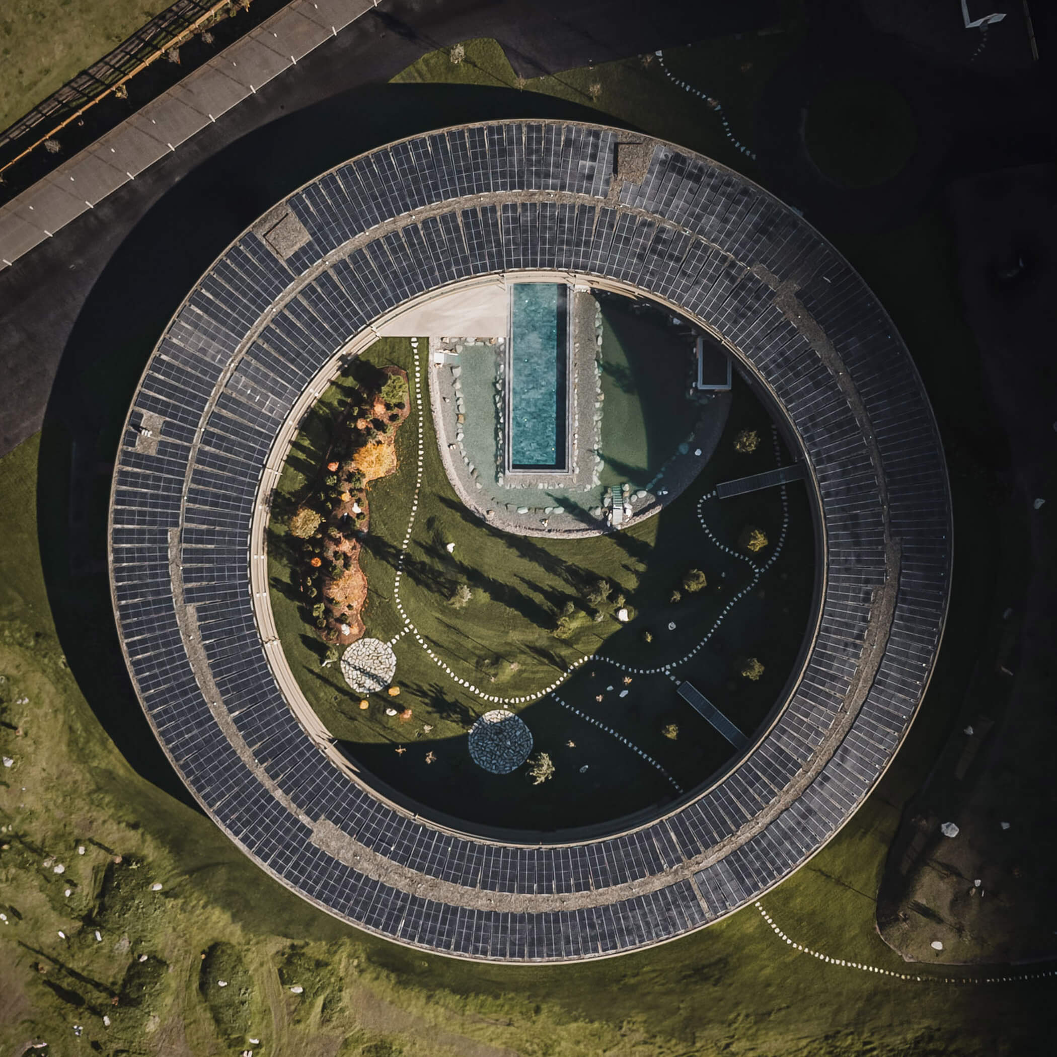 Fotovoltaikanlage auf dem Dach vom Aparthotel - OLM Nature Escape